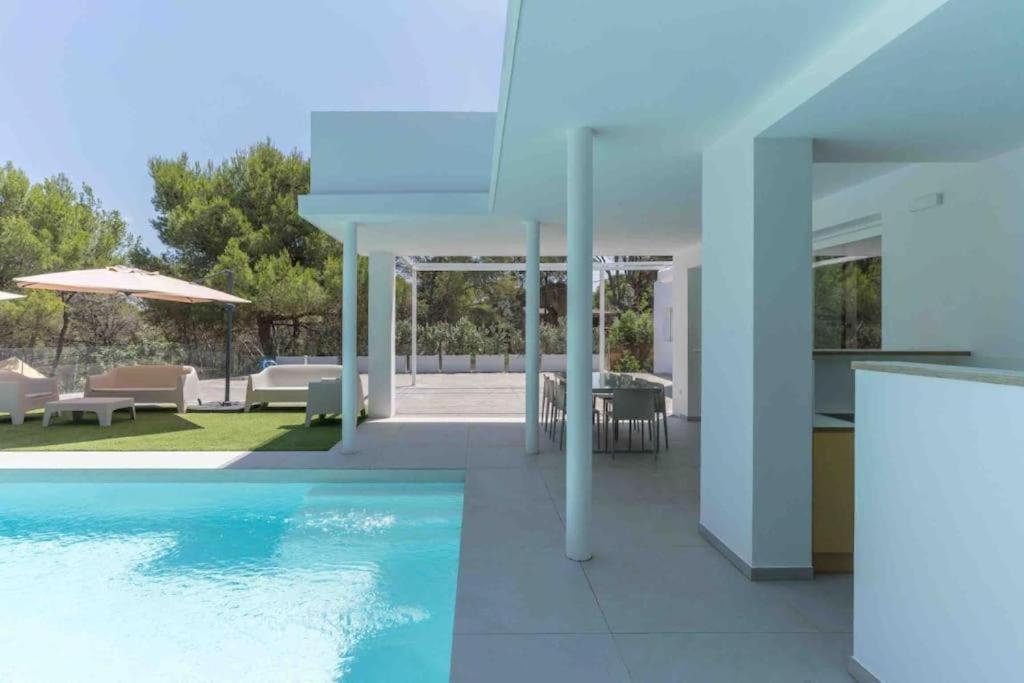 Calma Villa. Chalet de lujo, jacuzzi y piscina view 4