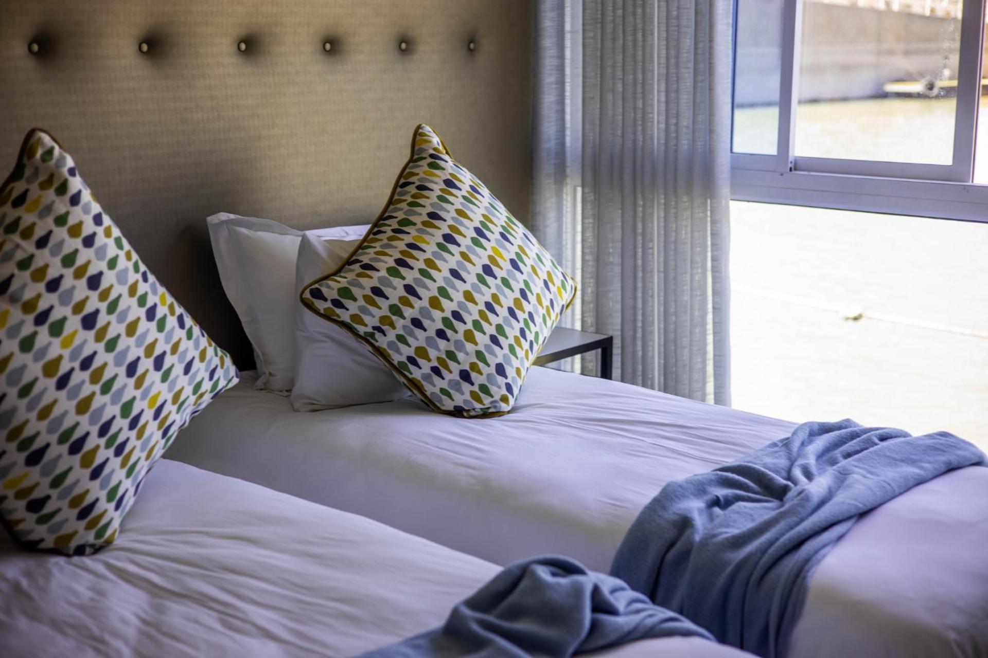 Karoo Queen Houseboat, Gariepdam view 5