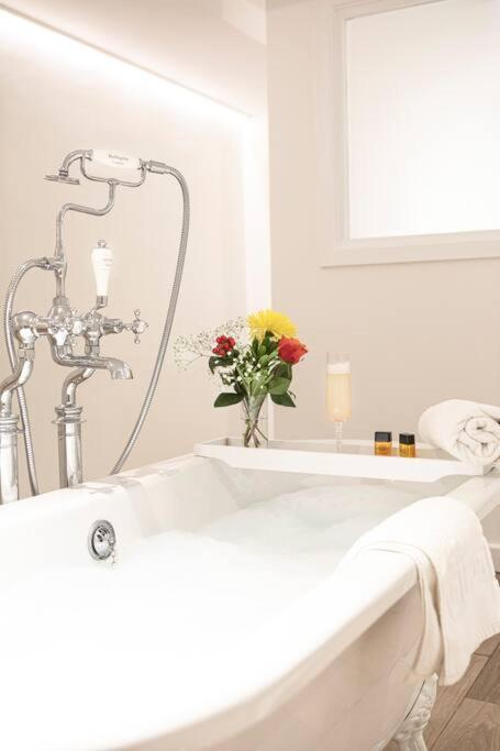 City SuperHost: Luxury Deansgate Townhouse view 2