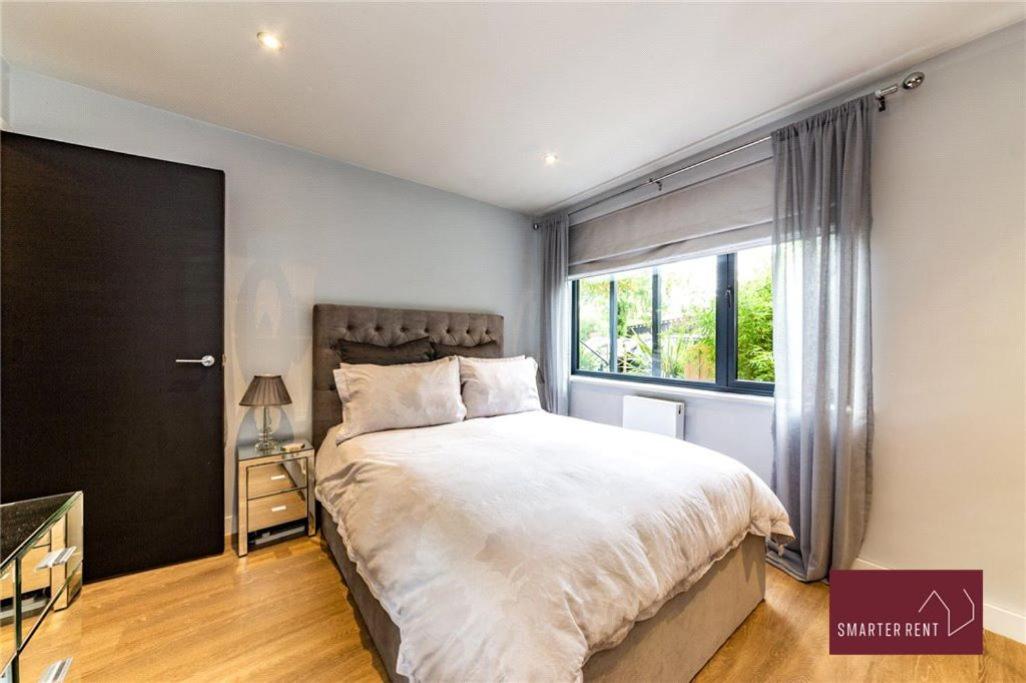 Wooburn Green - Modern One Bedroom Apartment view 2