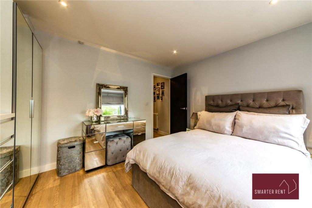 Wooburn Green - Modern One Bedroom Apartment view 3
