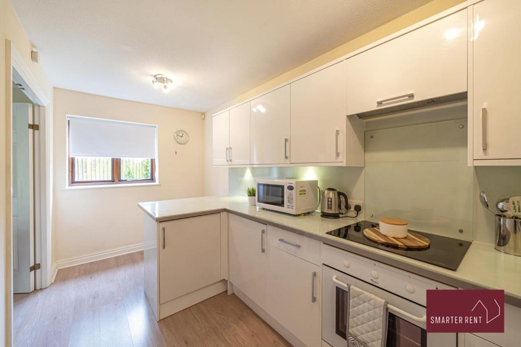 Maidenhead 2 Bed Ground Floor Flat view 3