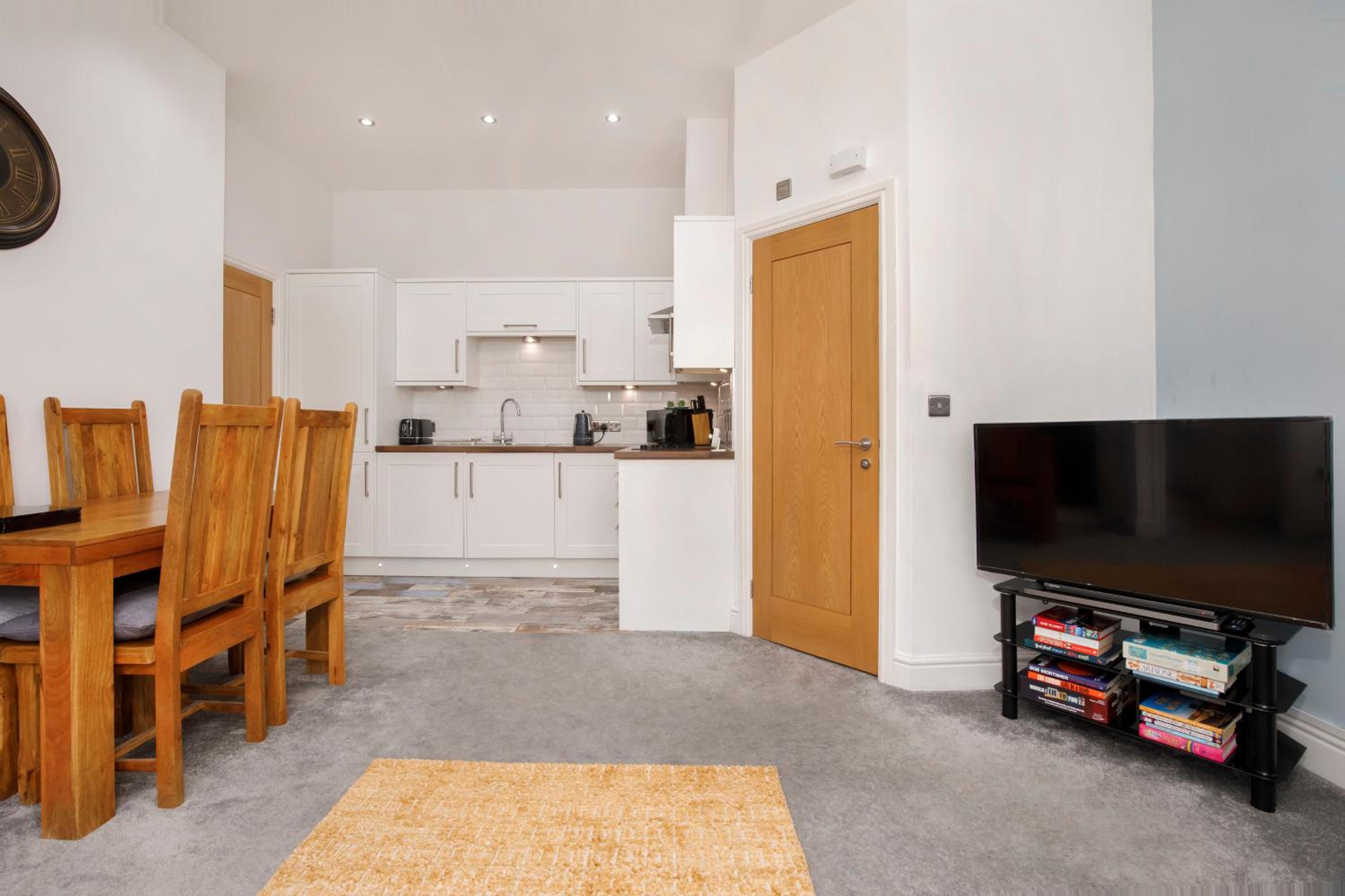 APARTMENT 5 THE KEYES view 4