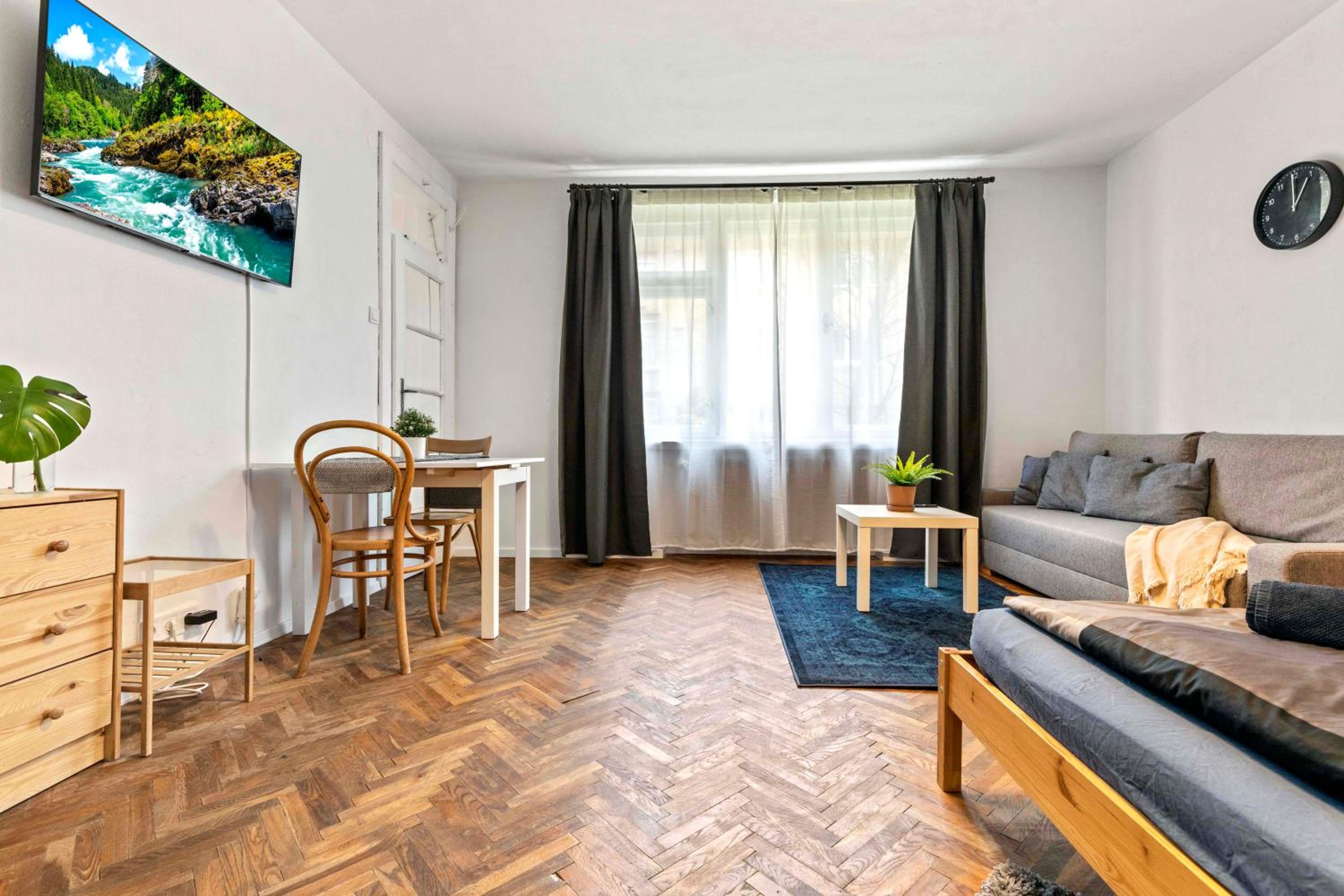 Cosy Studio 10 min Center view 4