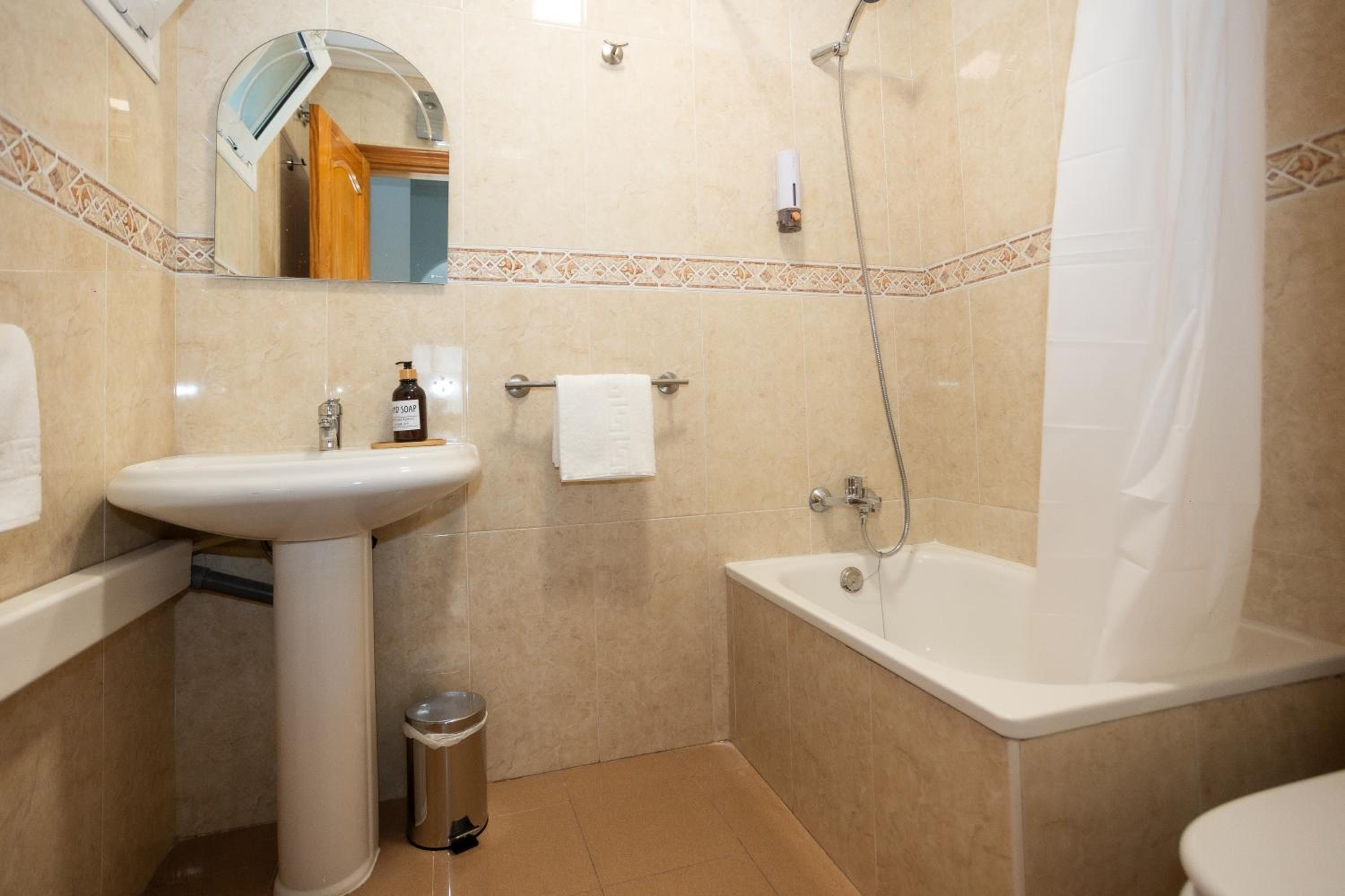 Naim Guest House Nerja