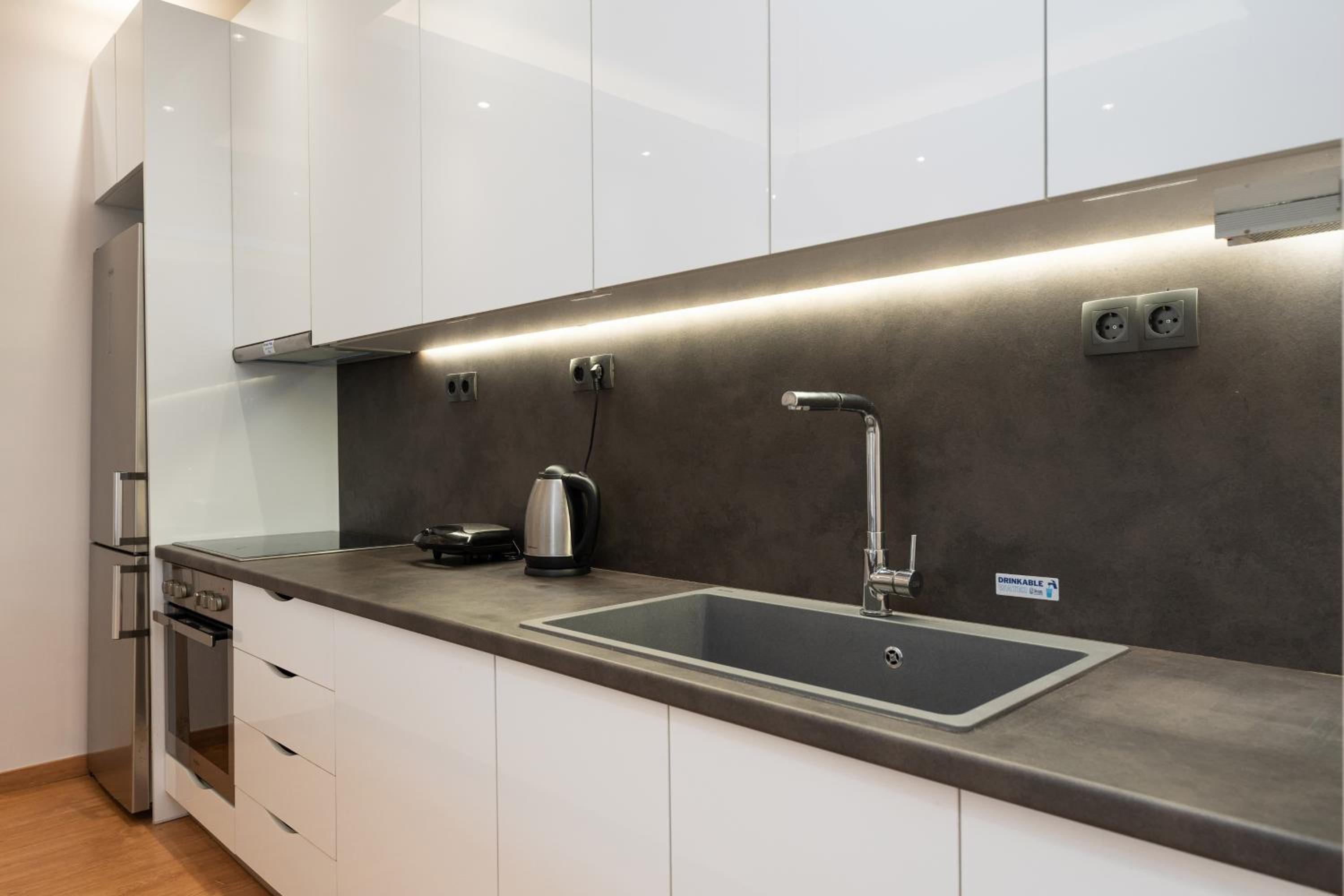Modern Family Apartment w/Balcony near Acropolis