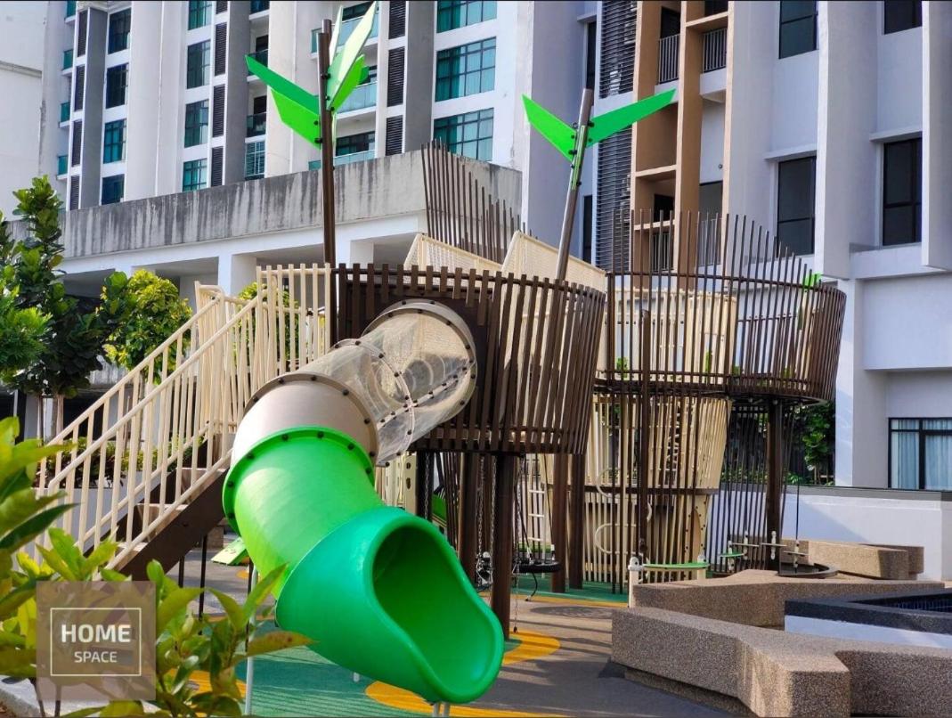 Cosy Sky Tree 5 min walk to Aeon Bukit Indah JB Legoland Exclusive Room Suite By HomeSpace