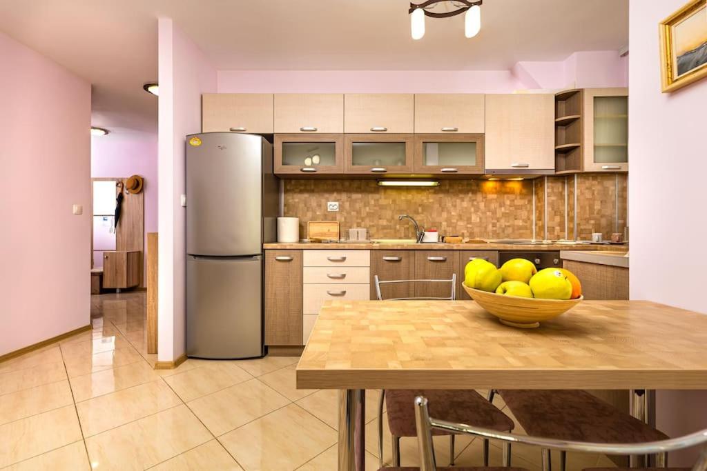 Spacious Central Apt by Stefanie / close to MU