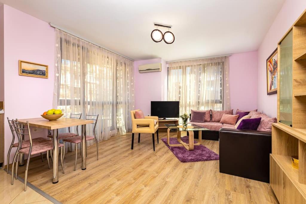 Spacious Central Apt by Stefanie / close to MU