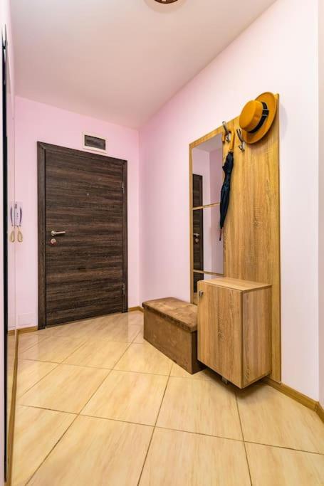 Spacious Central Apt by Stefanie / close to MU
