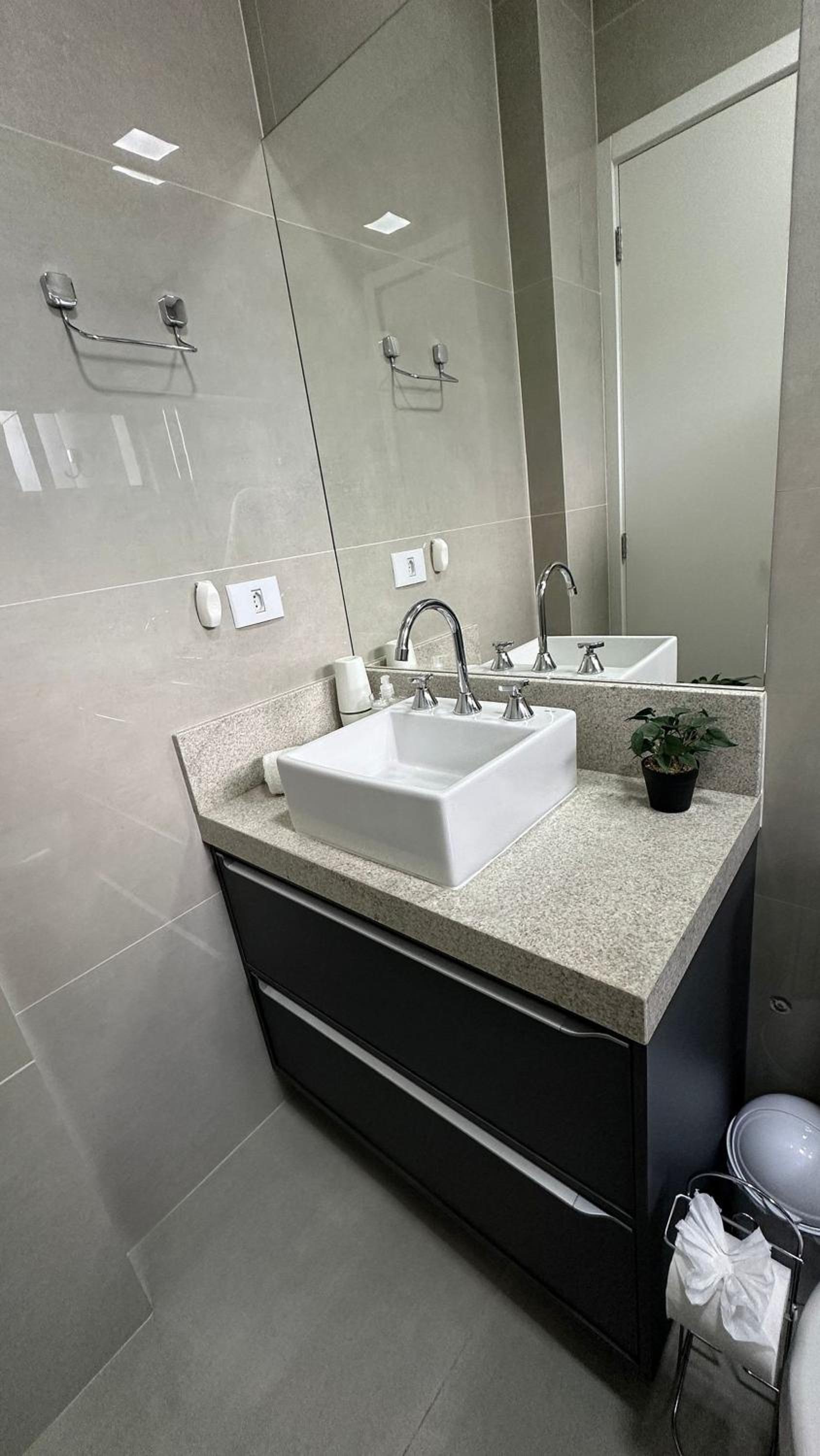 Novo e amplo apartamento a poucos passos do Shopping JL
