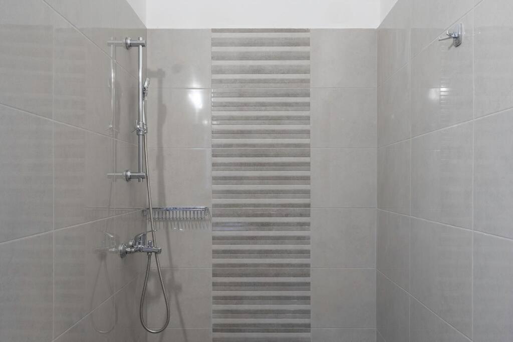 Spacious apt close to metro