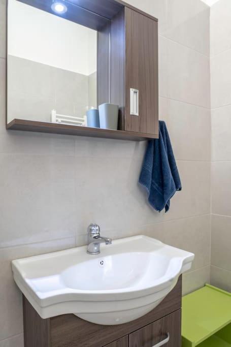 Spacious apt close to metro