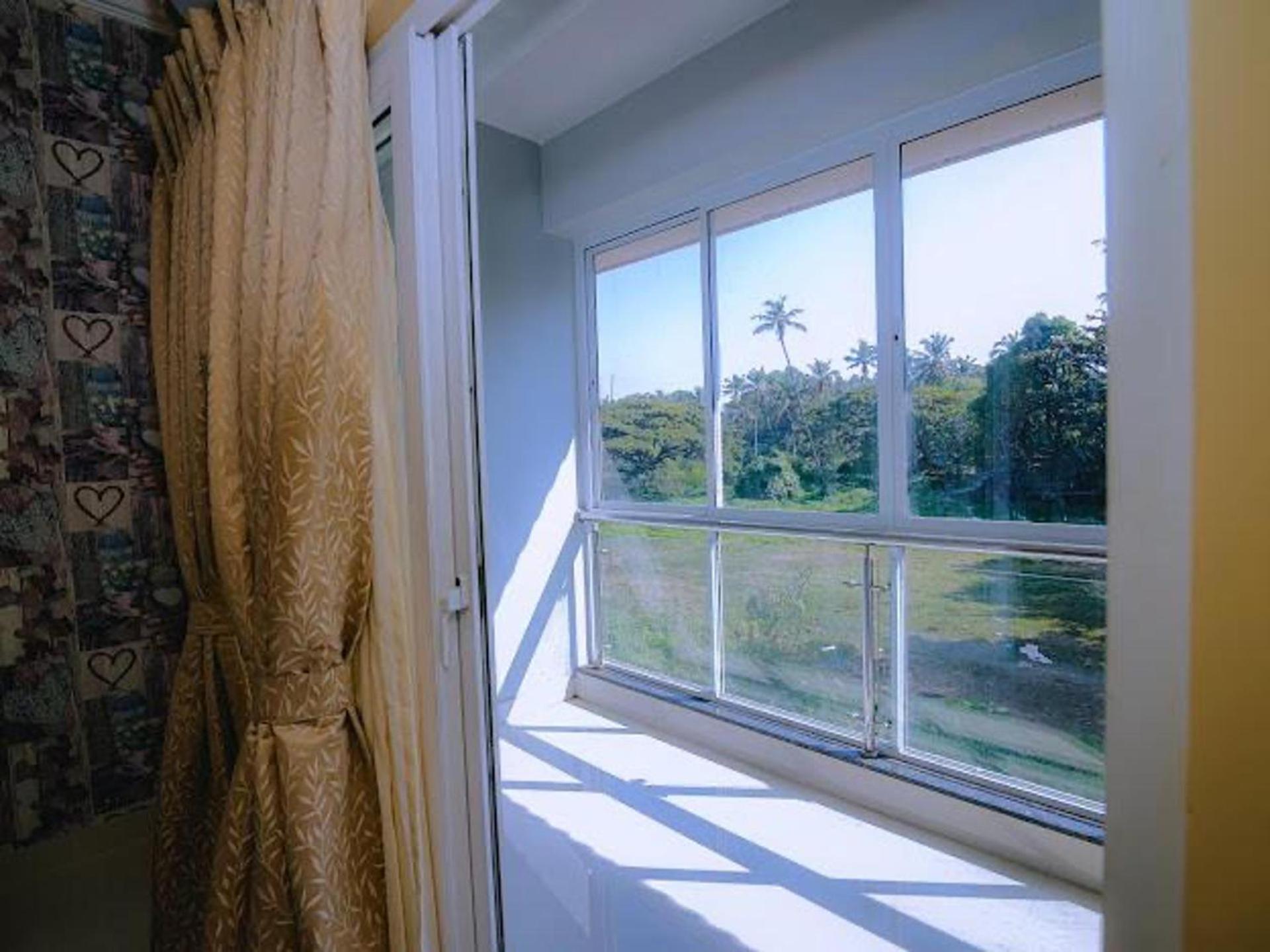 1 Bed Apartment Sleeps 2 - Pool Parking Balcony view 4