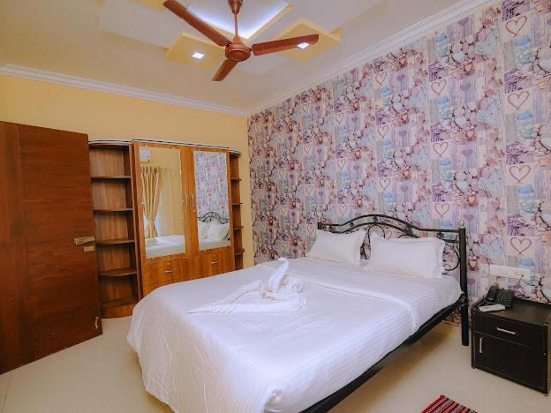 1 Bed Apartment Sleeps 2 - Pool Parking Balcony view 5