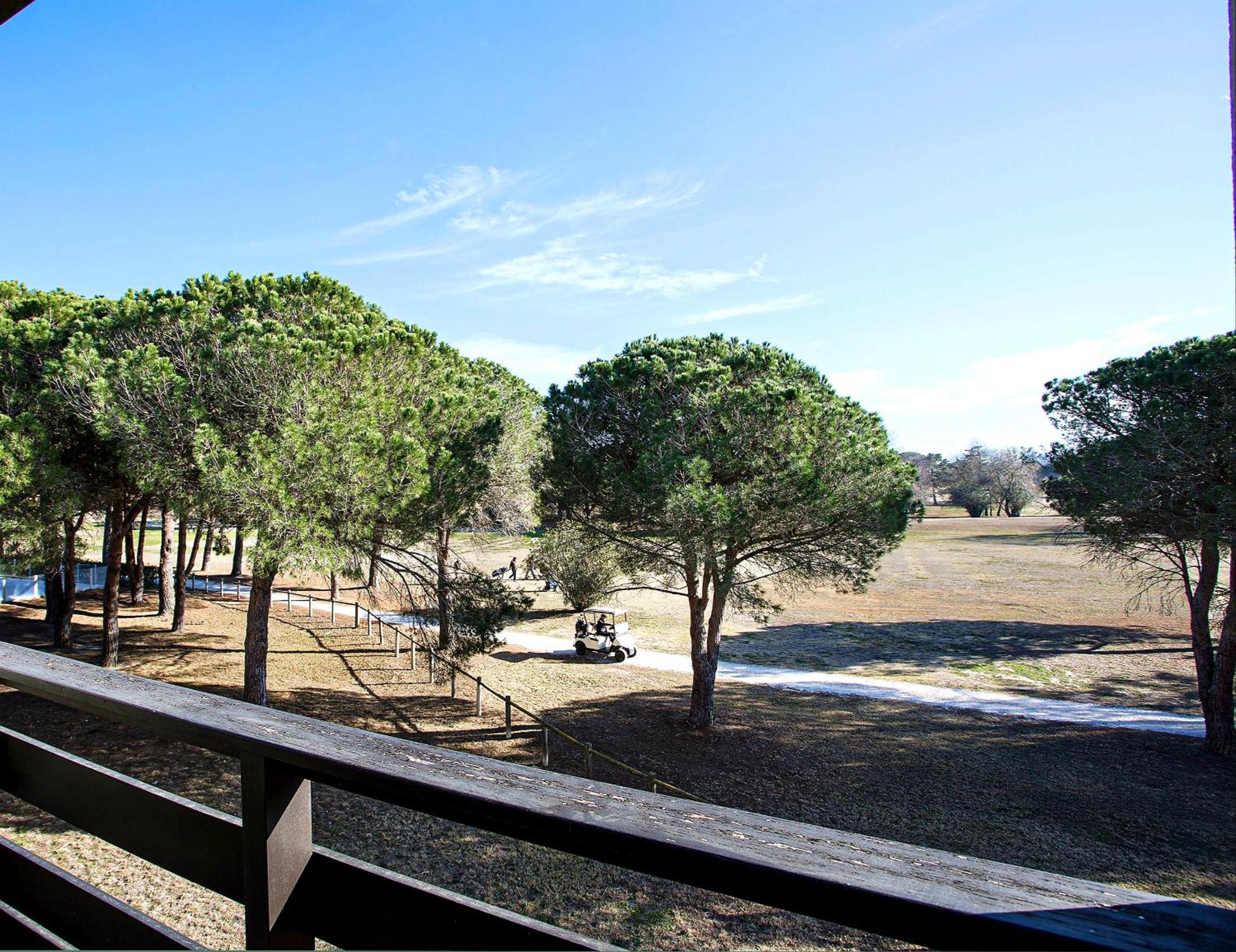 VERT PARADIS - Appartement 3 étoiles, Vue apaisante sur GOLF, Pins Parasols, 2è étage - 80 m2 dont Terrasse avec Pergola, 2 chambres, 3 CLIM, WIFI - Piscin
