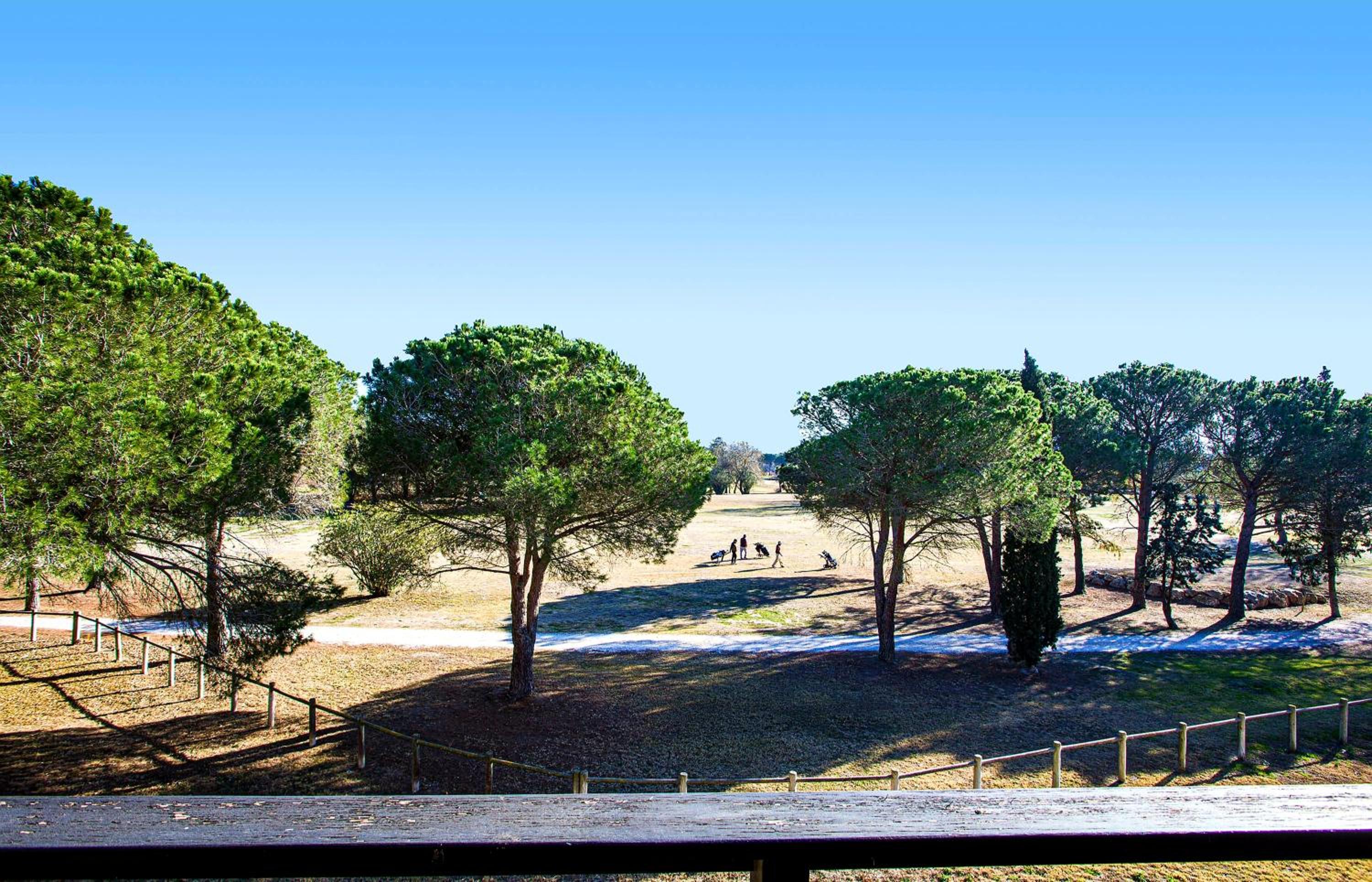 VERT PARADIS - Appartement 3 étoiles, Vue apaisante sur GOLF, Pins Parasols, 2è étage - 80 m2 dont Terrasse avec Pergola, 2 chambres, 3 CLIM, WIFI - Piscin