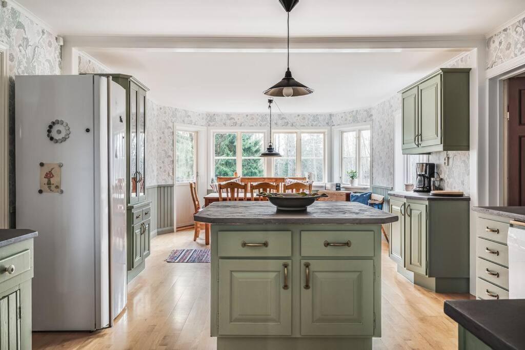 Charming Forest Retreat, 15 Min from Mariefred view 3