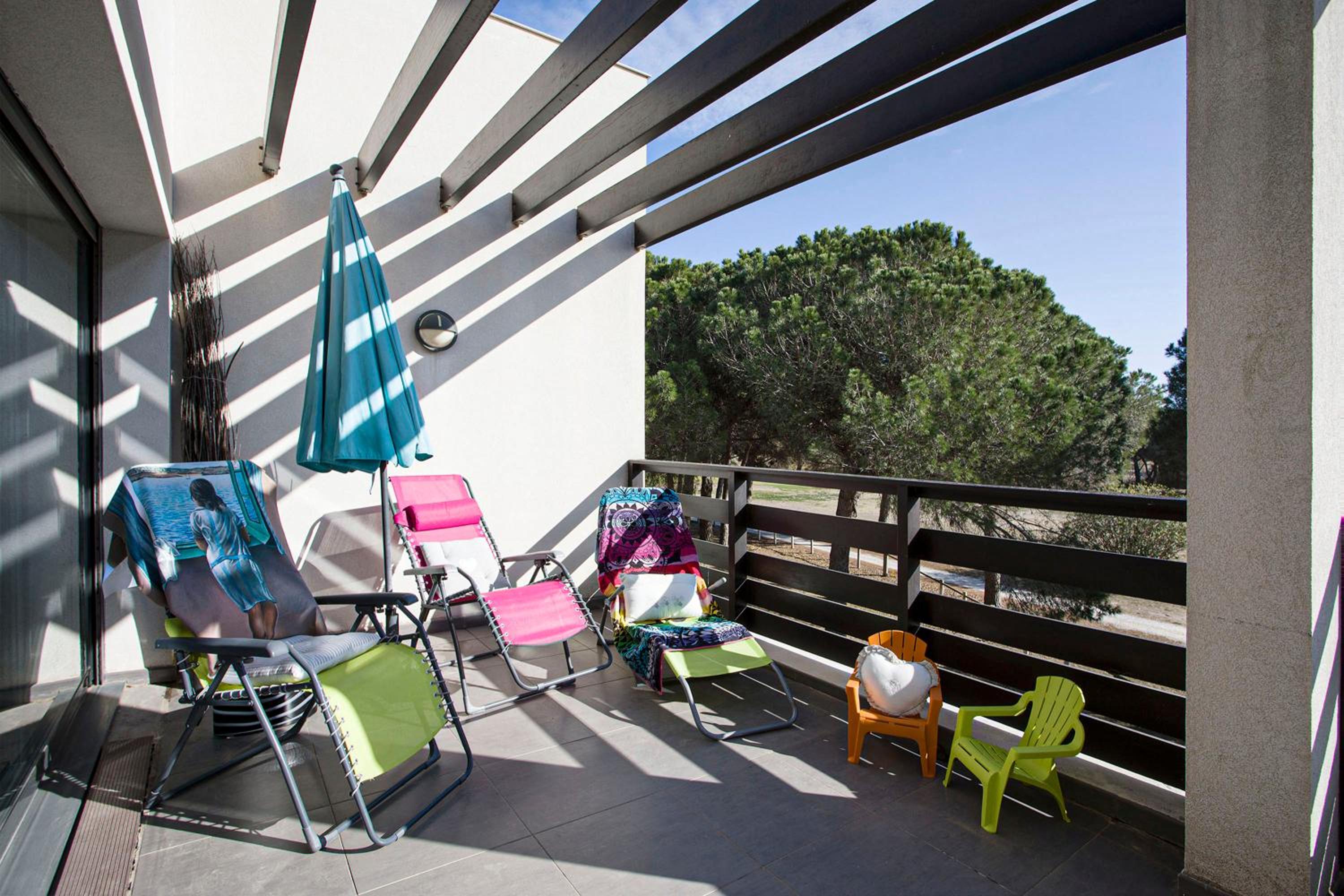 VERT PARADIS - Appartement 3 étoiles, Vue apaisante sur GOLF, Pins Parasols, 2è étage - 80 m2 dont Terrasse avec Pergola, 2 chambres, 3 CLIM, WIFI - Piscin