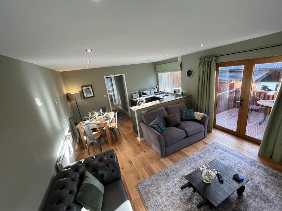 The Poplars - Cosy Modern Flat with Great Networking view 2