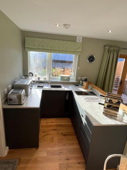 The Poplars - Cosy Modern Flat with Great Networking view 4