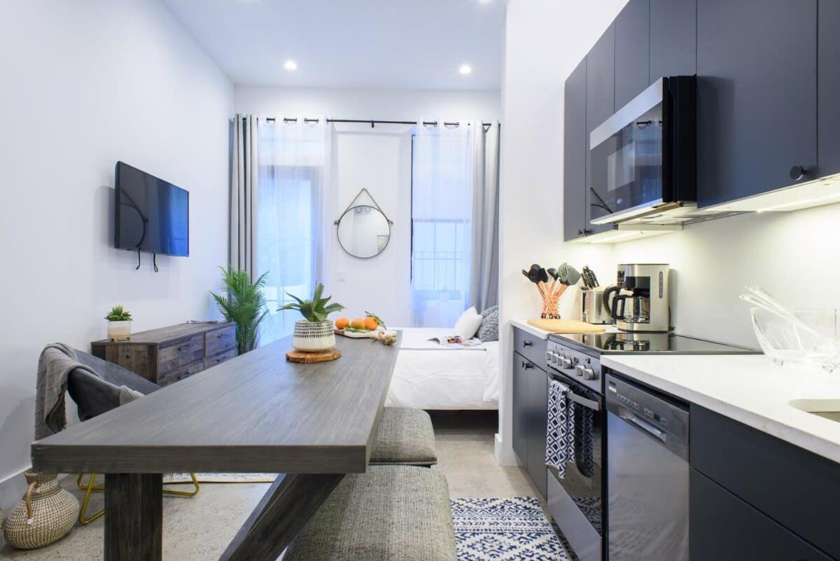 3-2 NEW Prime E Village Private outdoor!