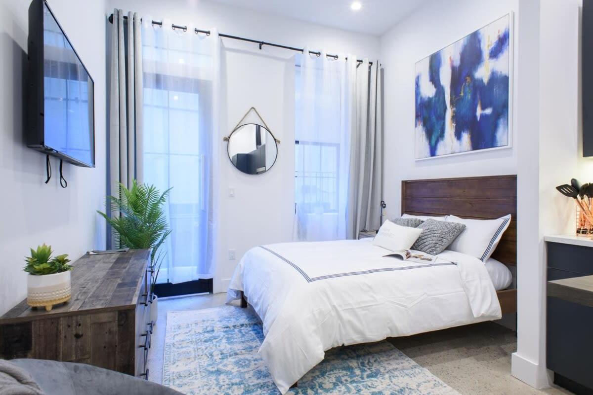 3-2 NEW Prime E Village Private outdoor!