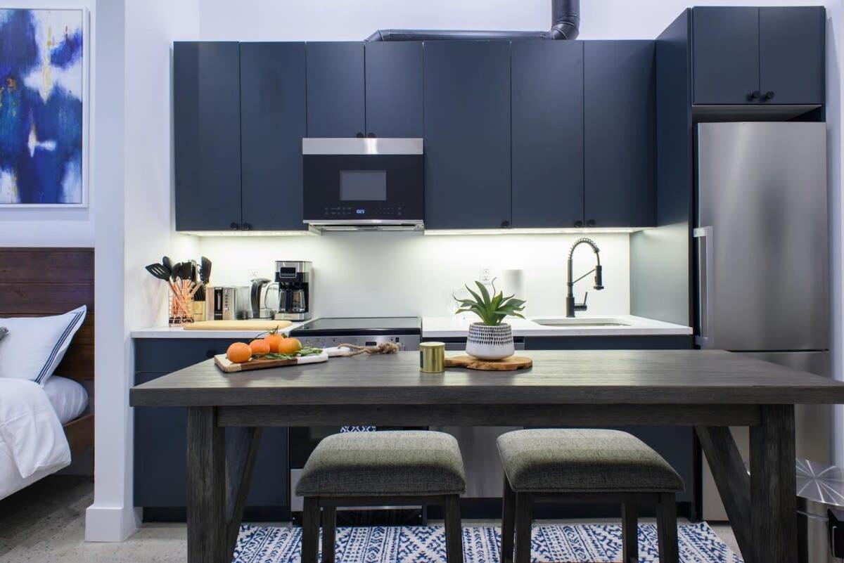 3-2 NEW Prime E Village Private outdoor!
