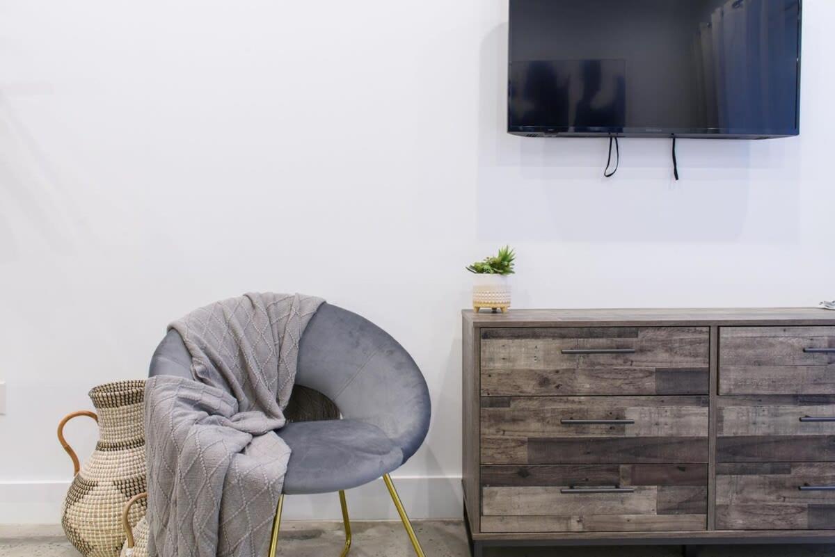 3-2 NEW Prime E Village Private outdoor!