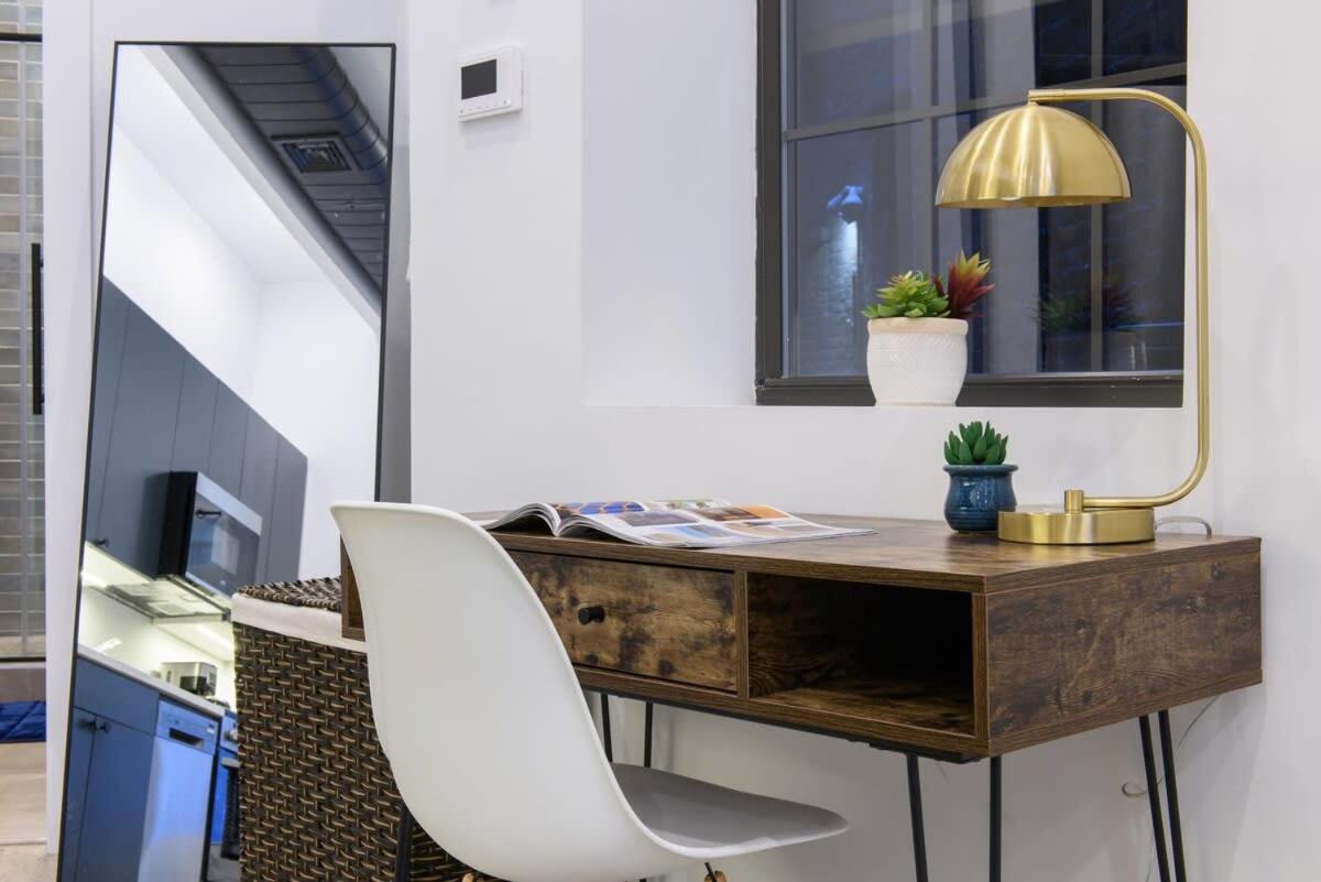 3-2 NEW Prime E Village Private outdoor!