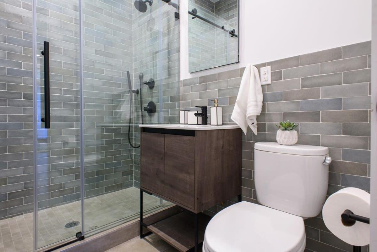 3-2 NEW Prime E Village Private outdoor!