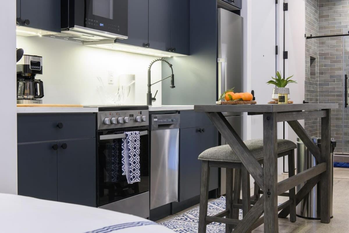 3-2 NEW Prime E Village Private outdoor!
