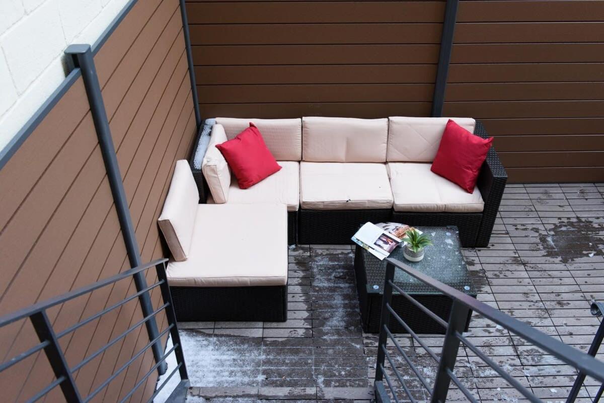 3-2 NEW Prime E Village Private outdoor!