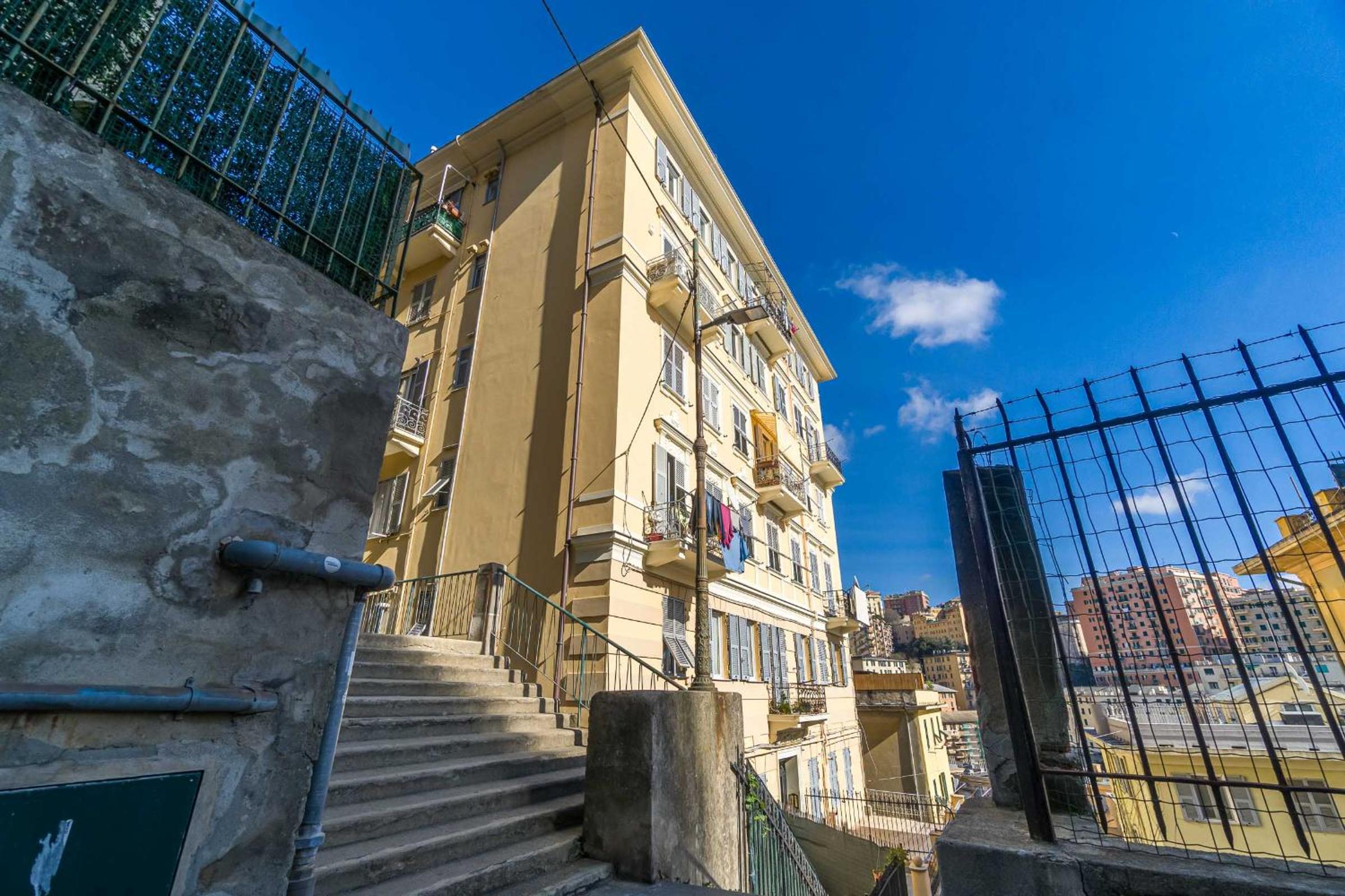 GuestHost - Genova La Fortuna Roomy Apt & Panoramic Balcony