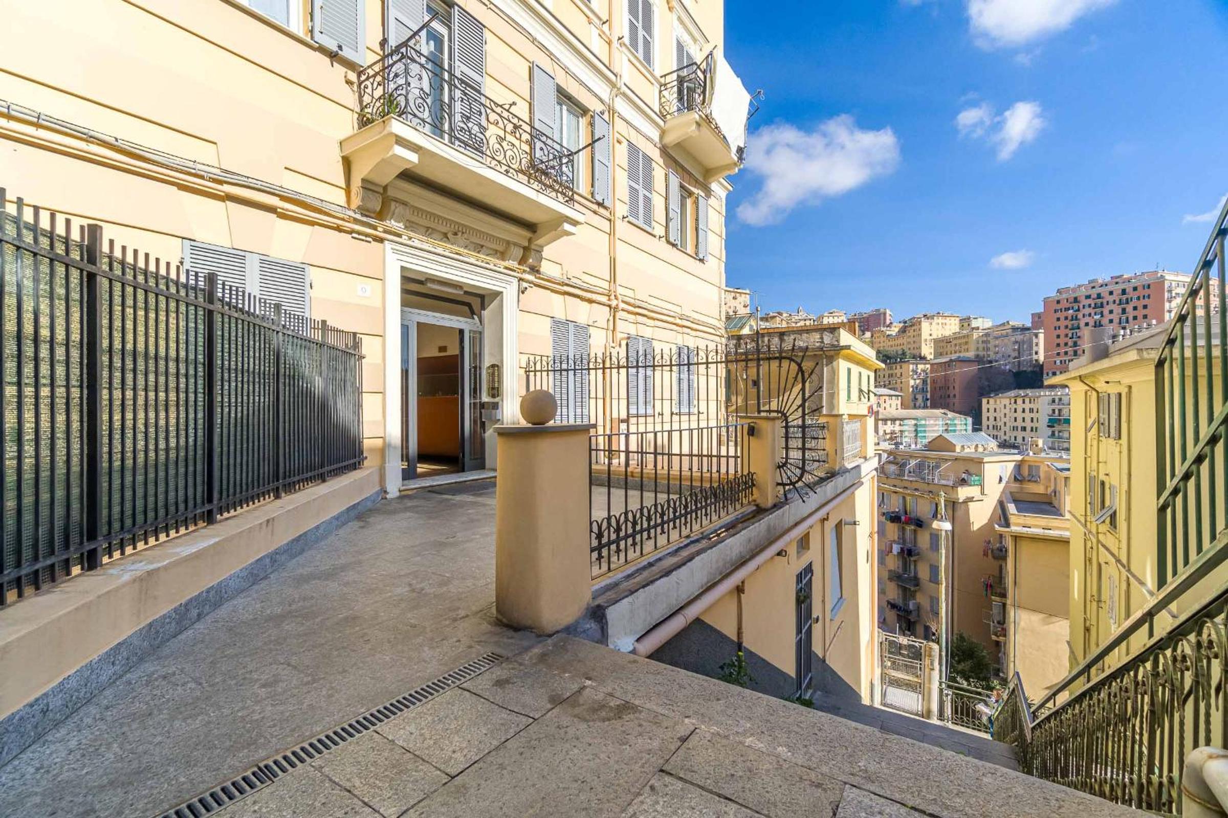 GuestHost - Genova La Fortuna Roomy Apt & Panoramic Balcony