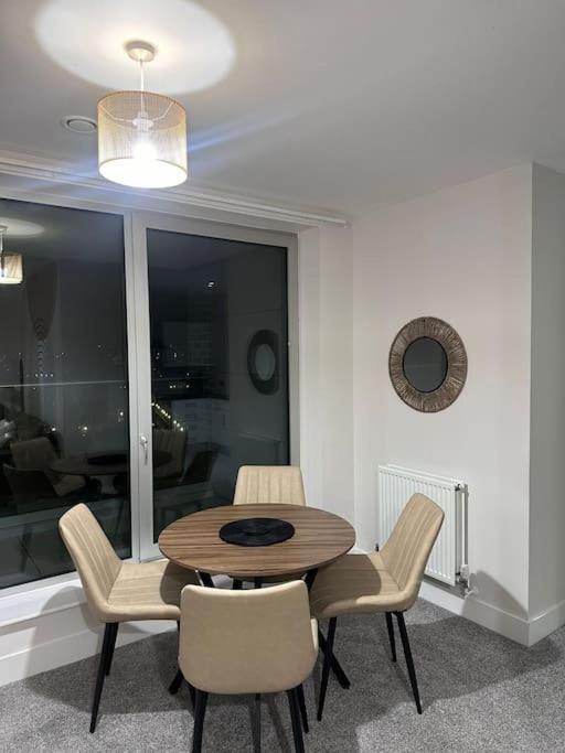 Cosy, Comfy 2 Bed Apartment Canary Wharf