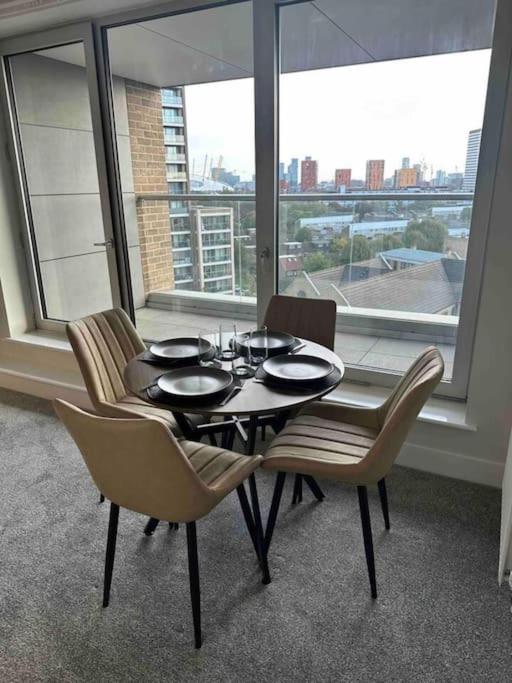 Cosy, Comfy 2 Bed Apartment Canary Wharf
