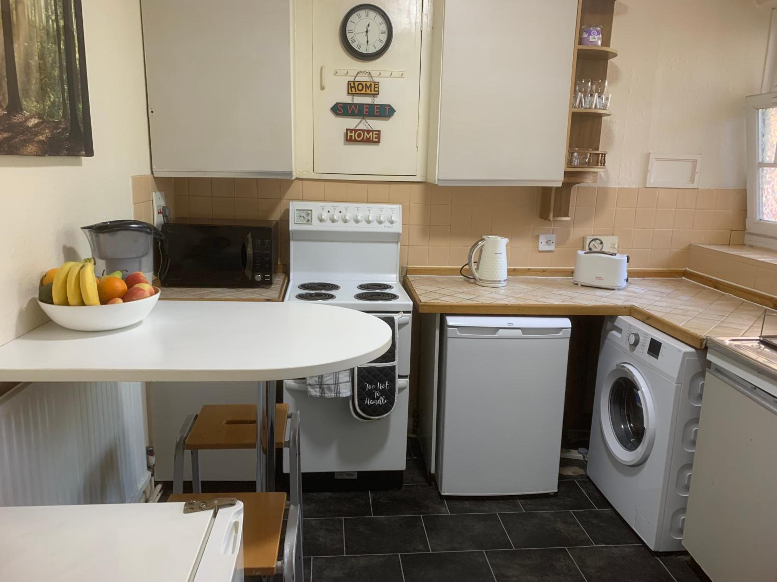 CENTRAL LOCATION! Double Bedroom 2 Mins Walk from Battersea Power underground Station!