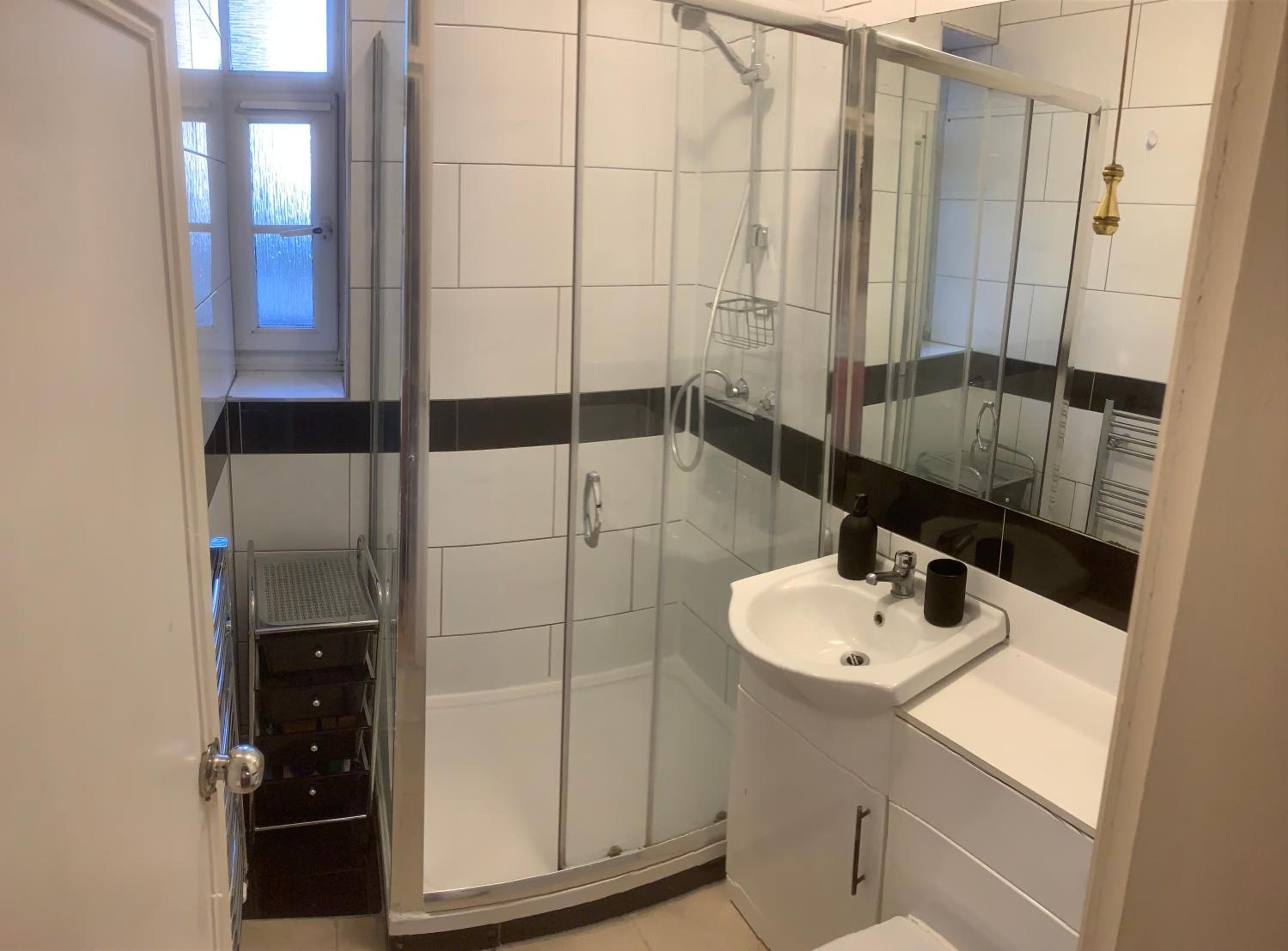 CENTRAL LOCATION! Double Bedroom 2 Mins Walk from Battersea Power underground Station!