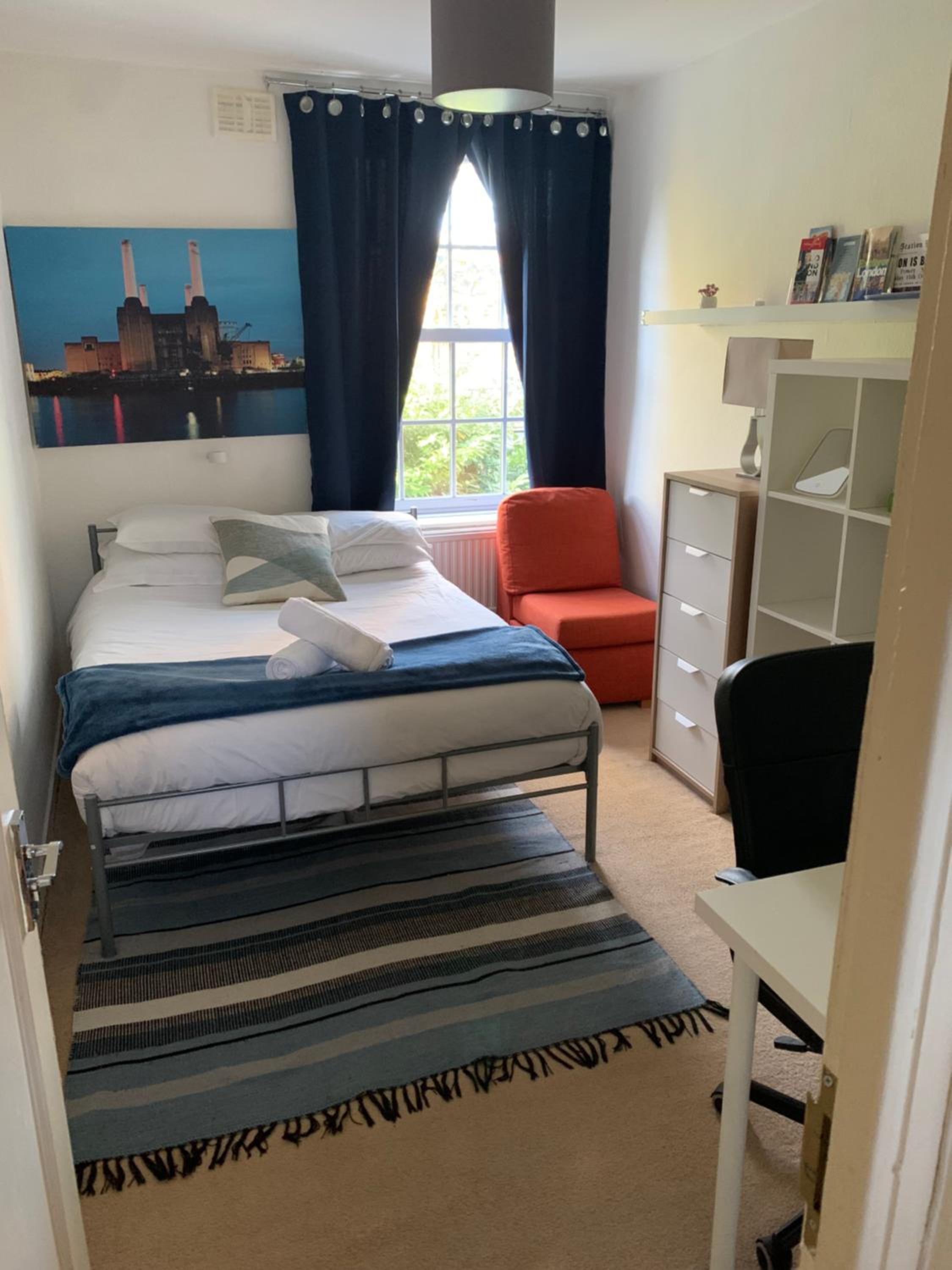 CENTRAL LOCATION! Double Bedroom 2 Mins Walk from Battersea Power underground Station!
