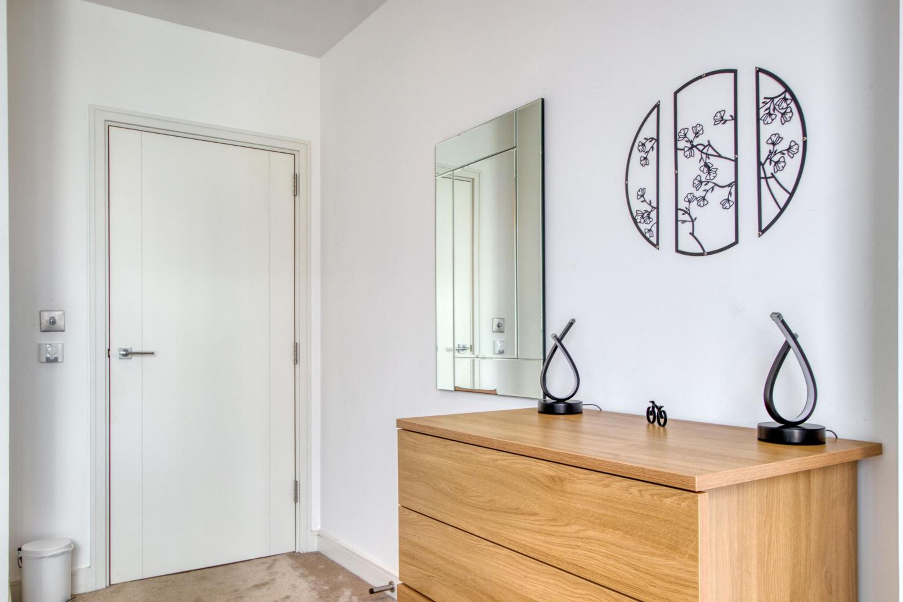 Stylish and Spacious- One Bed in Nine Elms