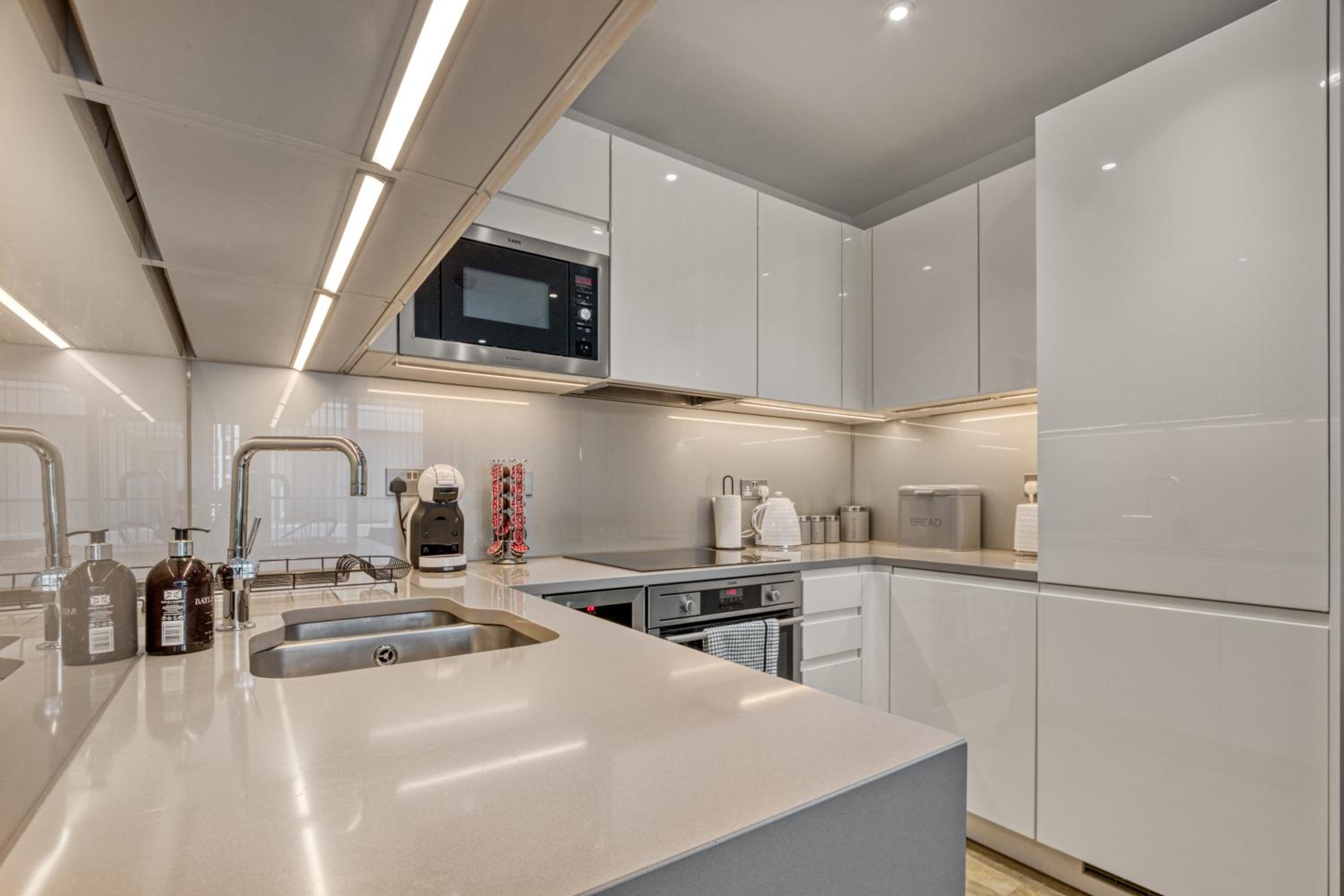 Stylish and Spacious- One Bed in Nine Elms