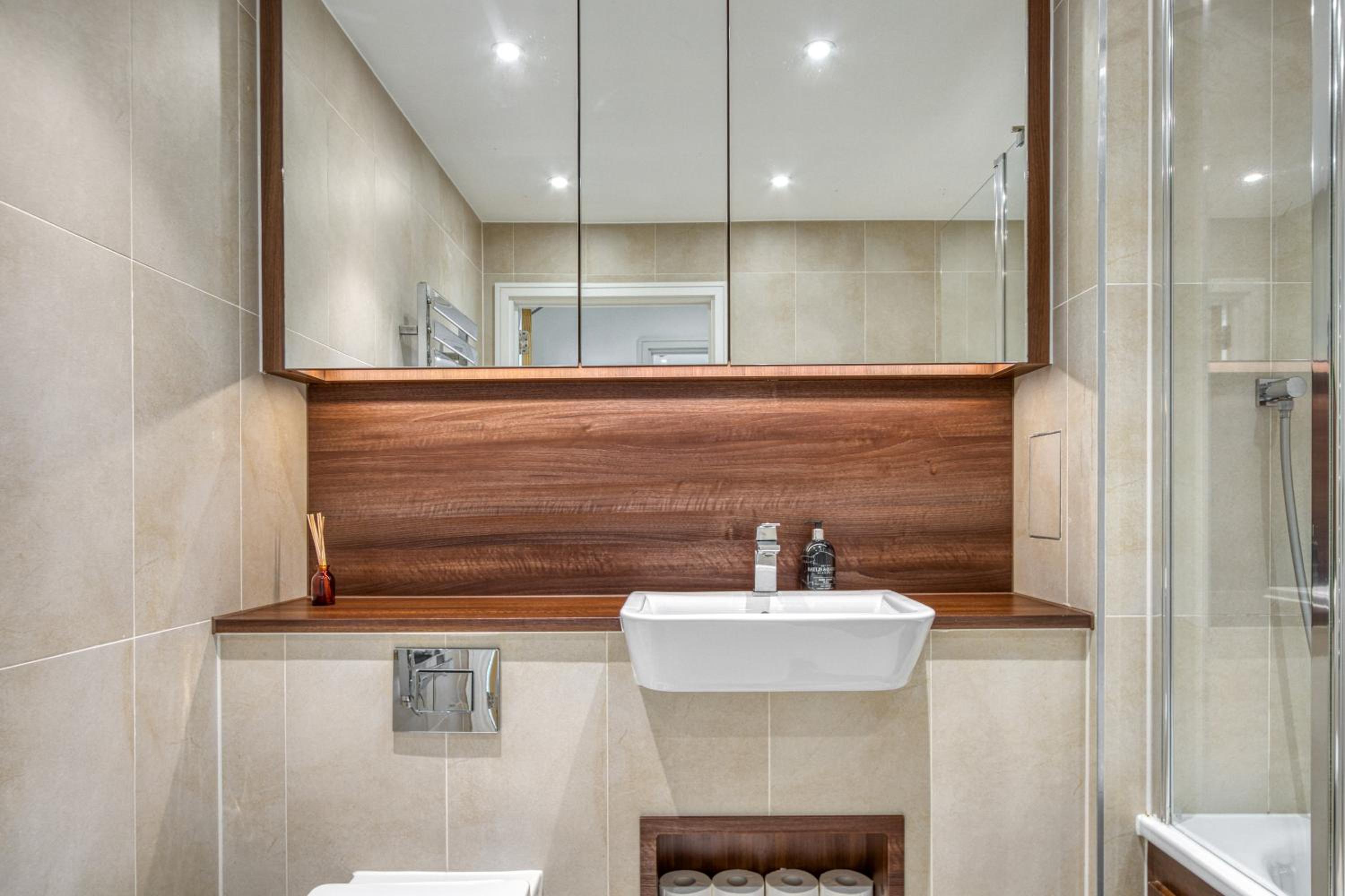 Stylish and Spacious- One Bed in Nine Elms