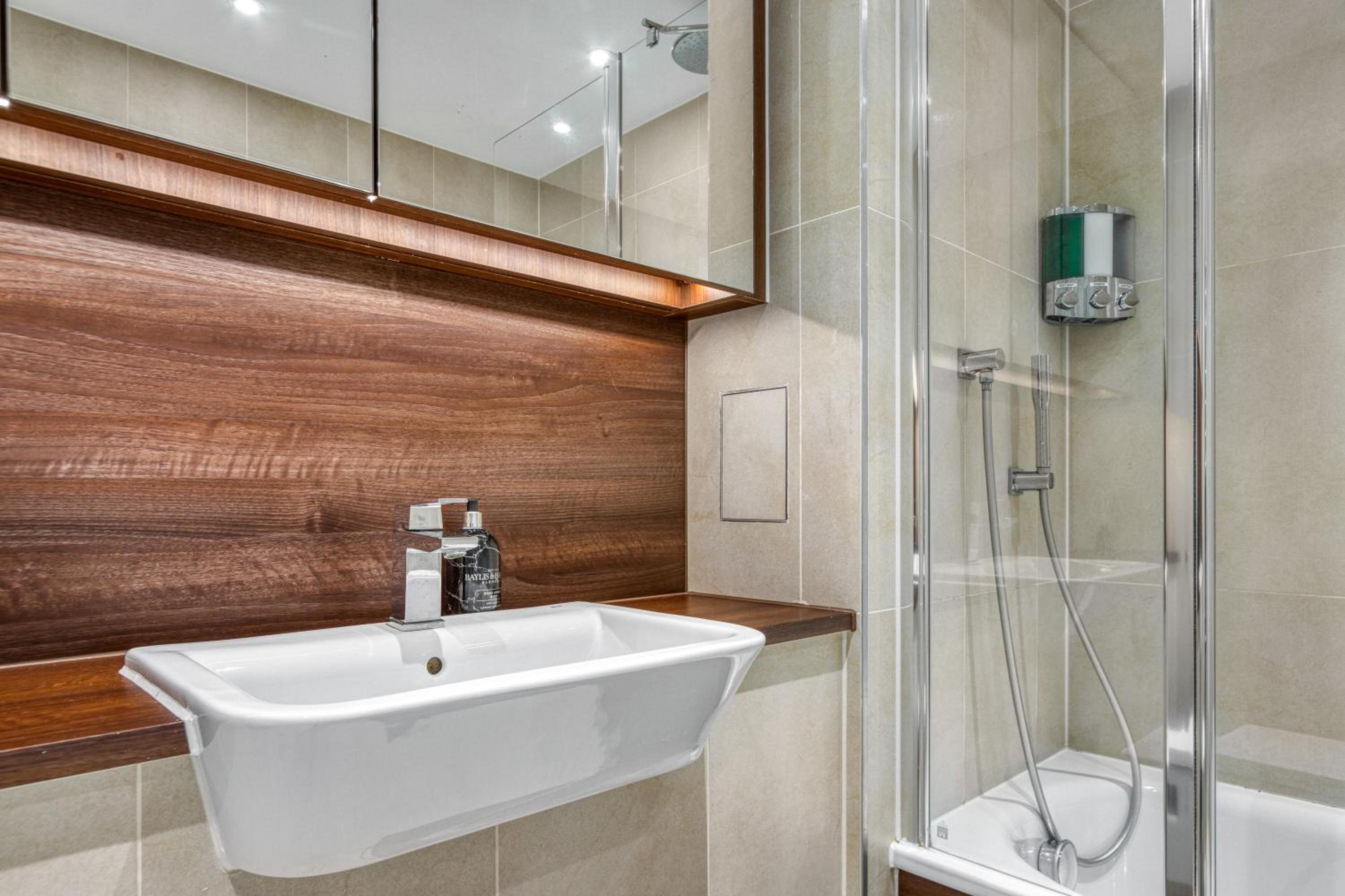 Stylish and Spacious- One Bed in Nine Elms