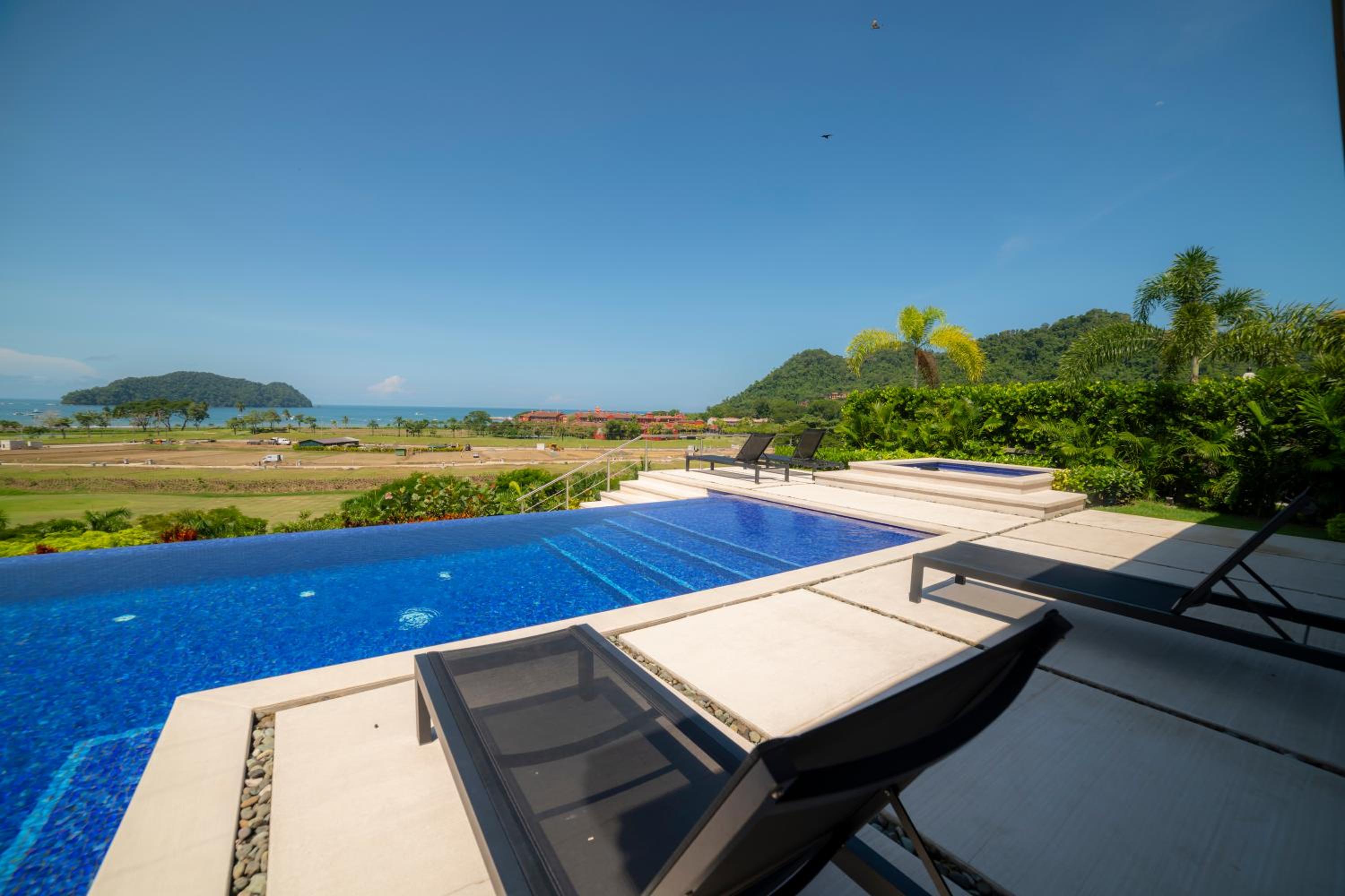 Casa Blue Sail 6 bdrs ocean view in Los Suenos