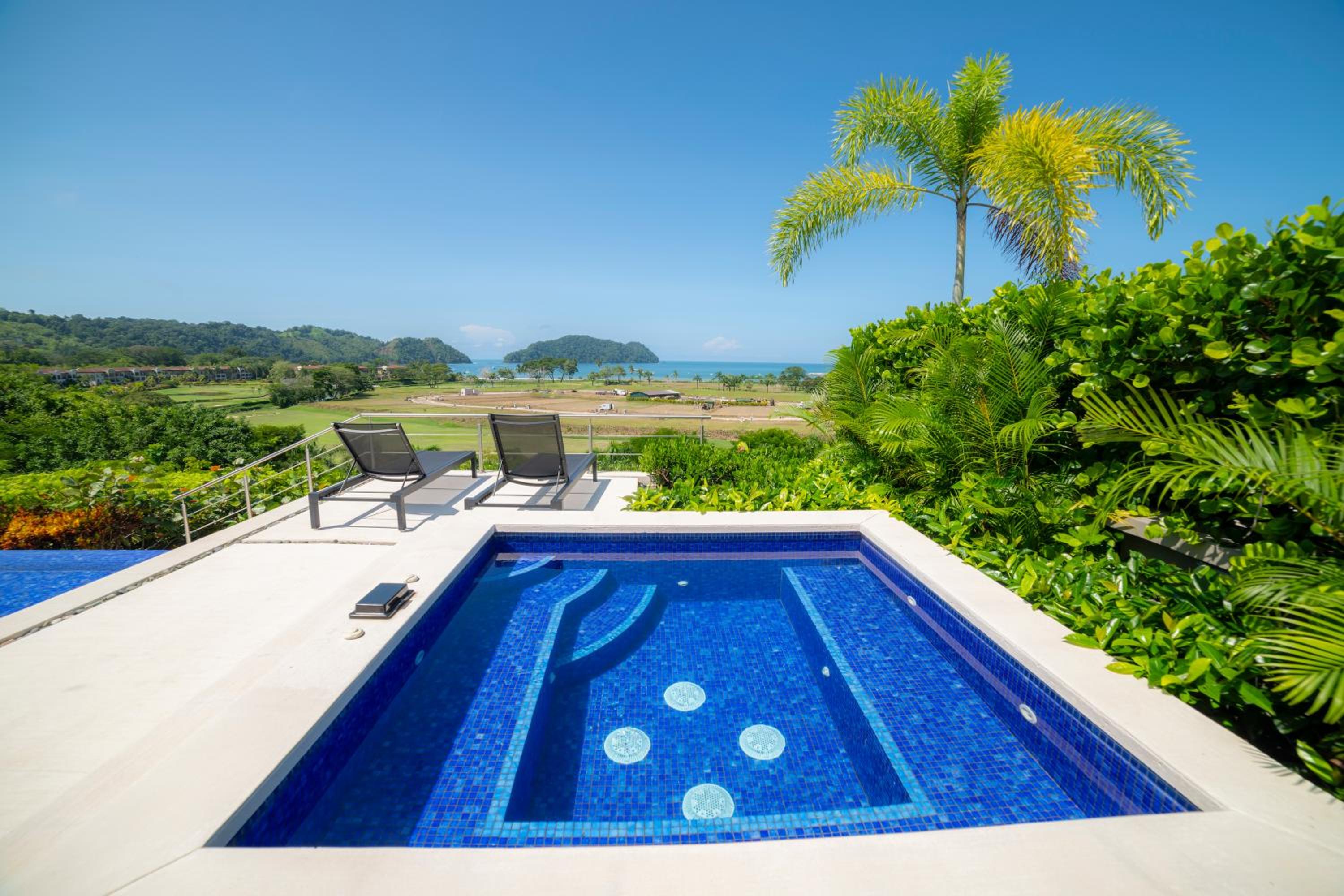 Casa Blue Sail 6 bdrs ocean view in Los Suenos