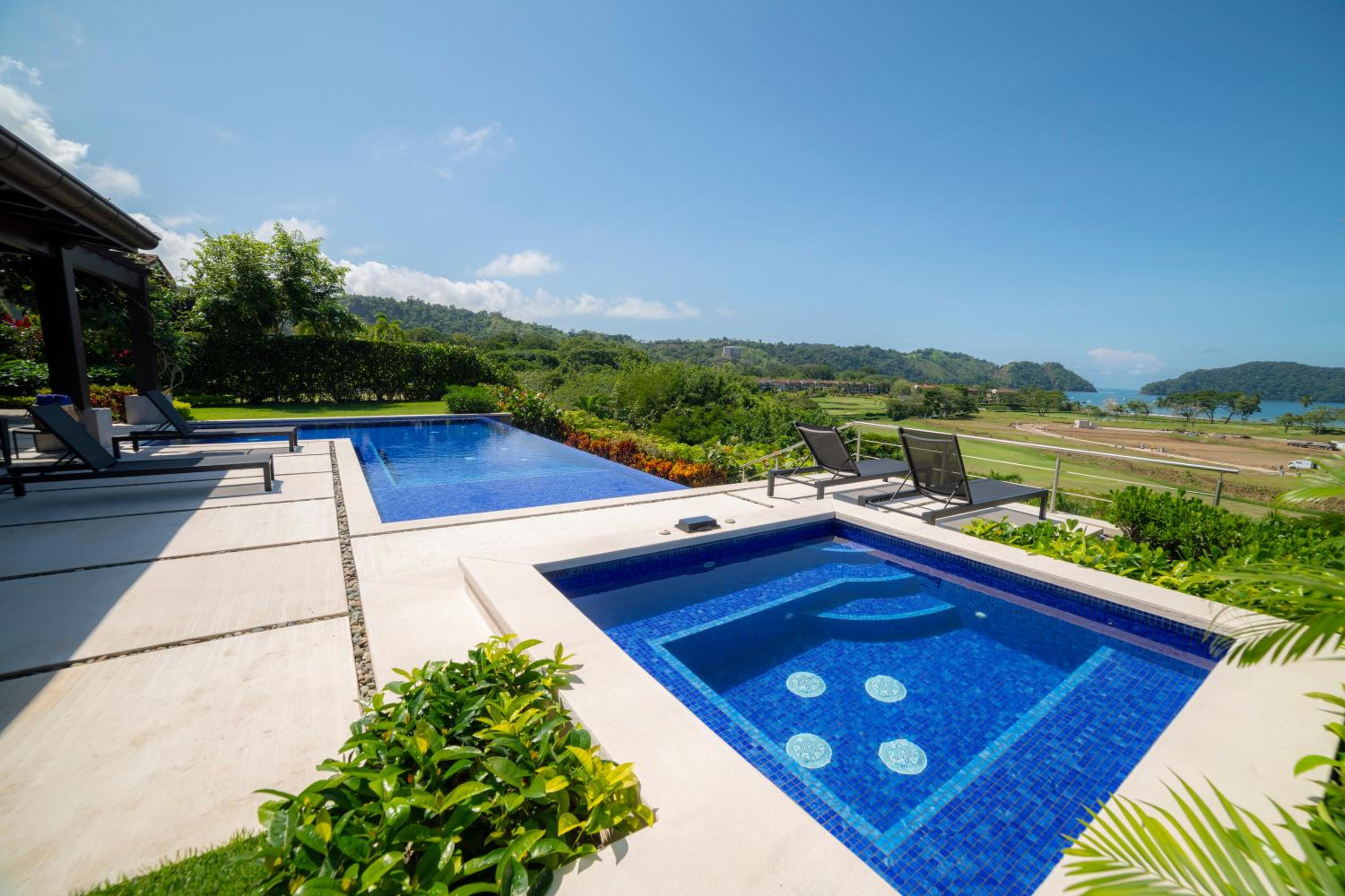 Casa Blue Sail 6 bdrs ocean view in Los Suenos