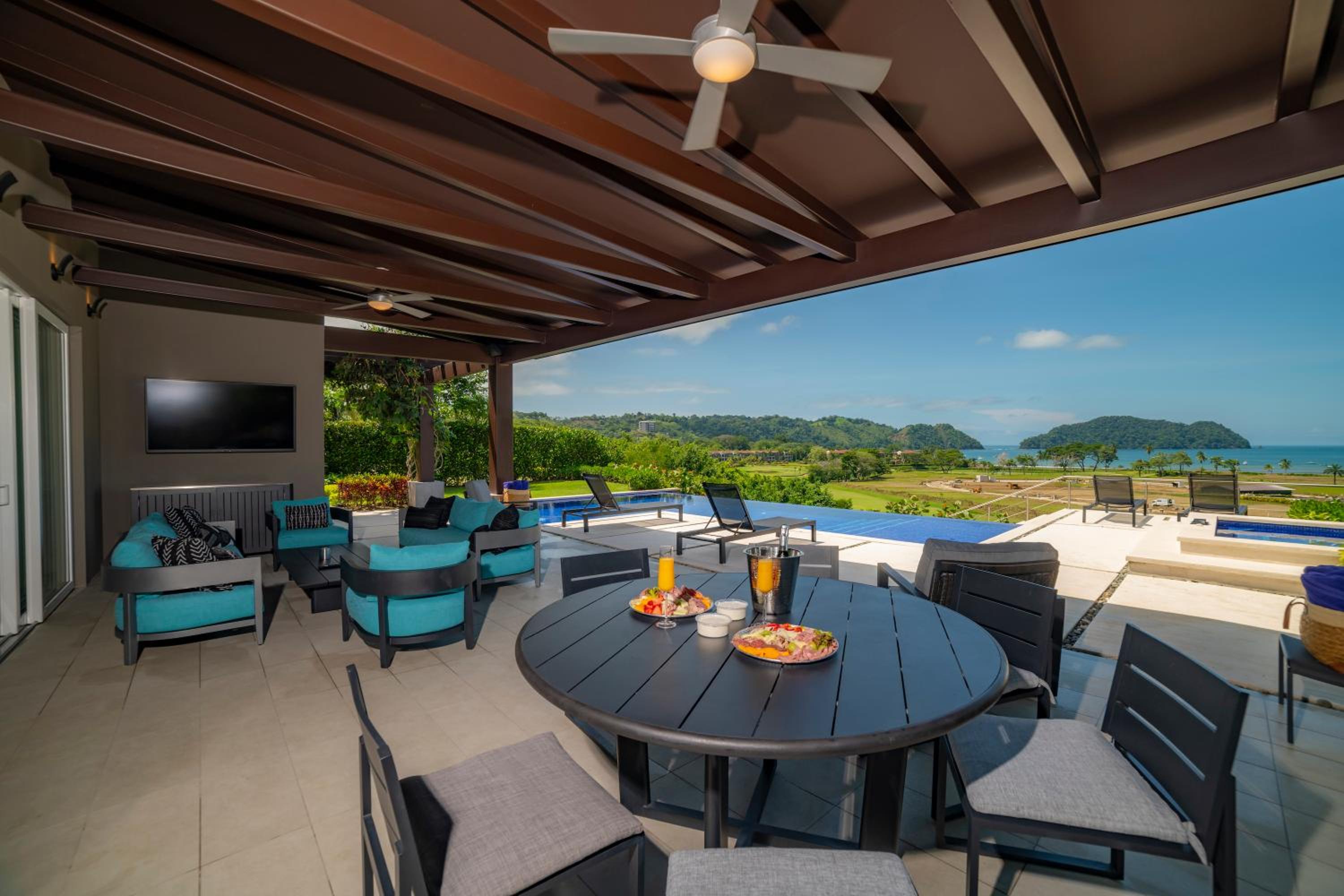 Casa Blue Sail 6 bdrs ocean view in Los Suenos