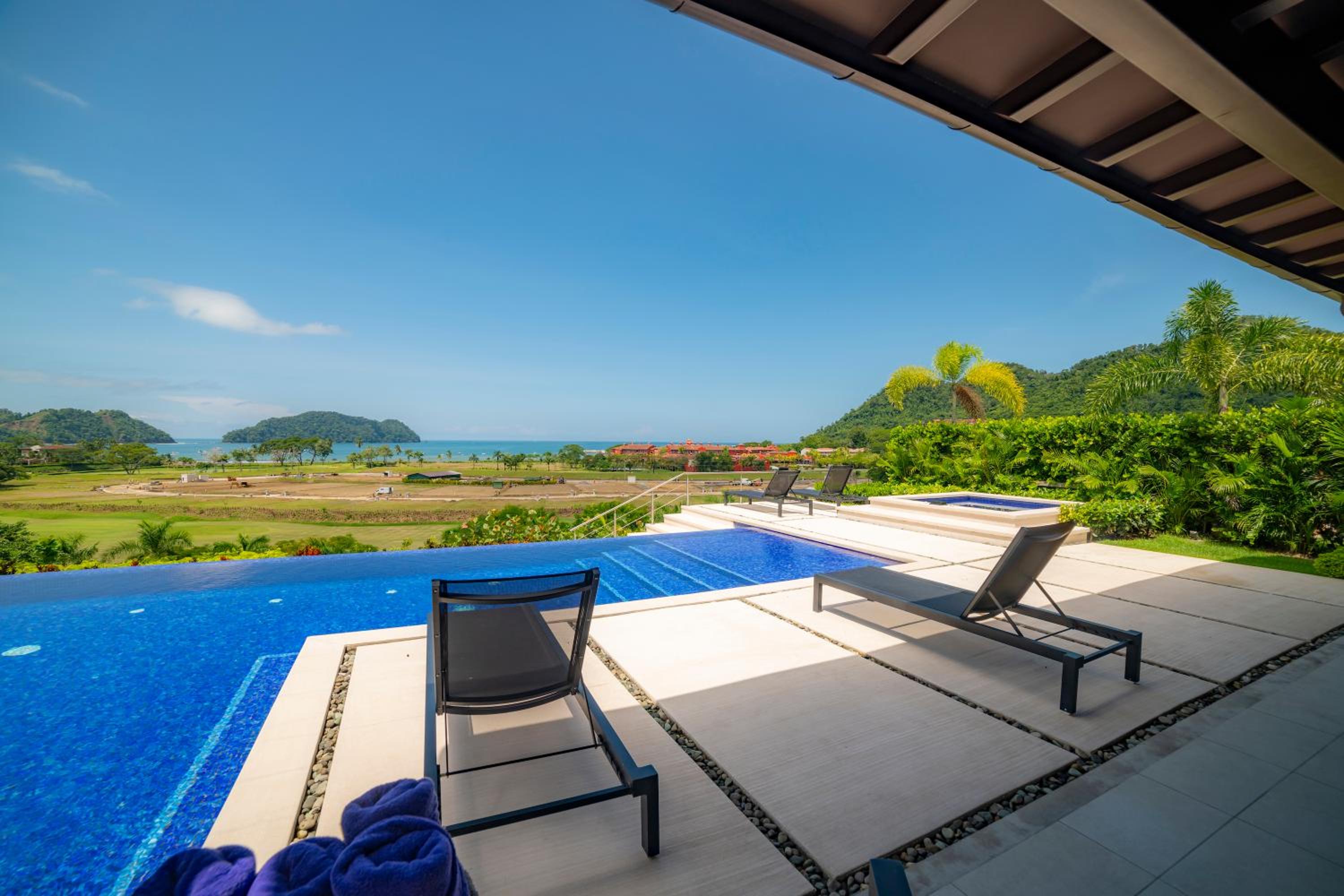 Casa Blue Sail 6 bdrs ocean view in Los Suenos
