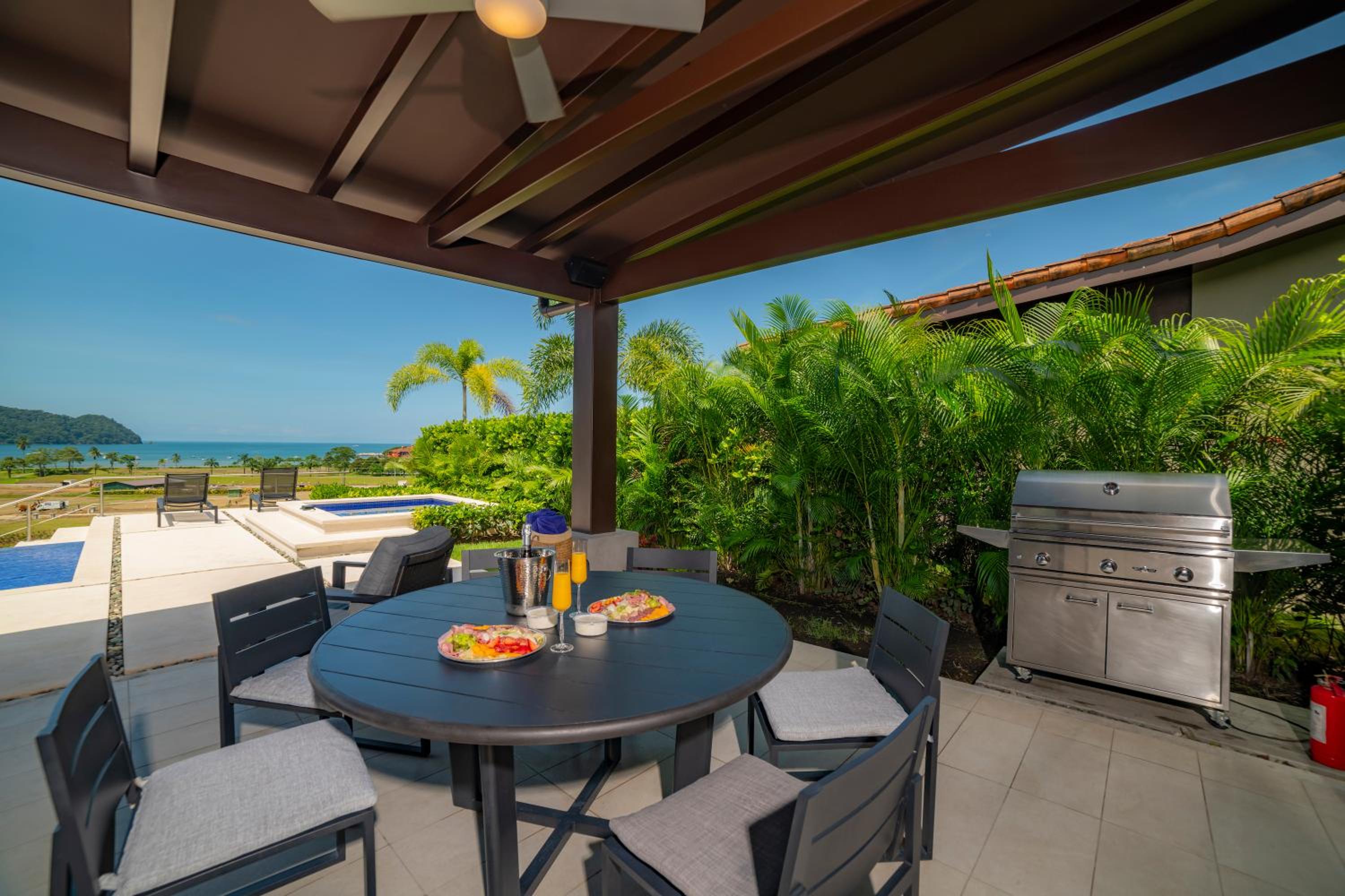 Casa Blue Sail 6 bdrs ocean view in Los Suenos
